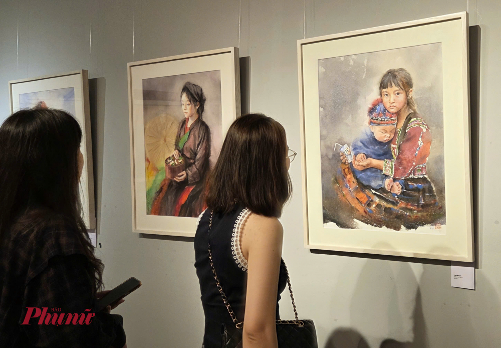 Triển lãm của Nguyễn Thu Hà thu hút nhiều bạn trẻ - Ảnh: Ngọc Tuyết