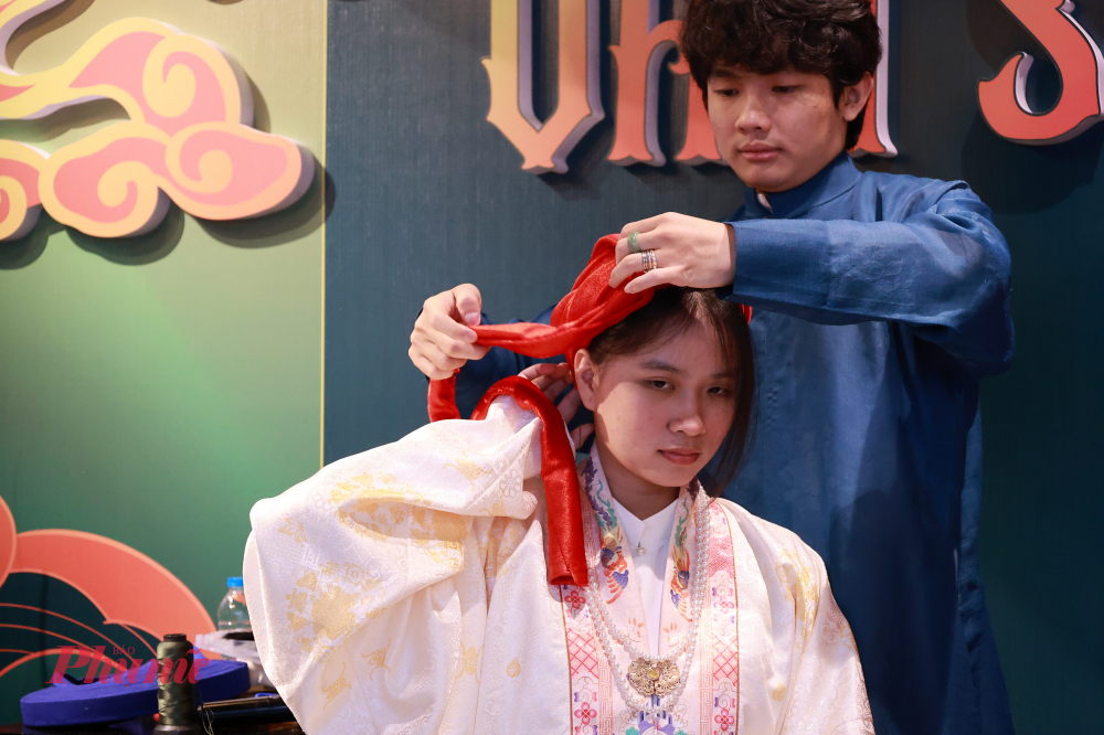 Điểm nhấn của phiên chiều là Chạm Vấn - Giữ nếp hồn xưa: Cùng Người giữ vấn - nhà thiết kế thời trang Khẩu Cao Nhựt Phúc thực hành vấn khăn lươn Huế và lắng nghe câu chuyện đằng sau chiếc khăn lươn.