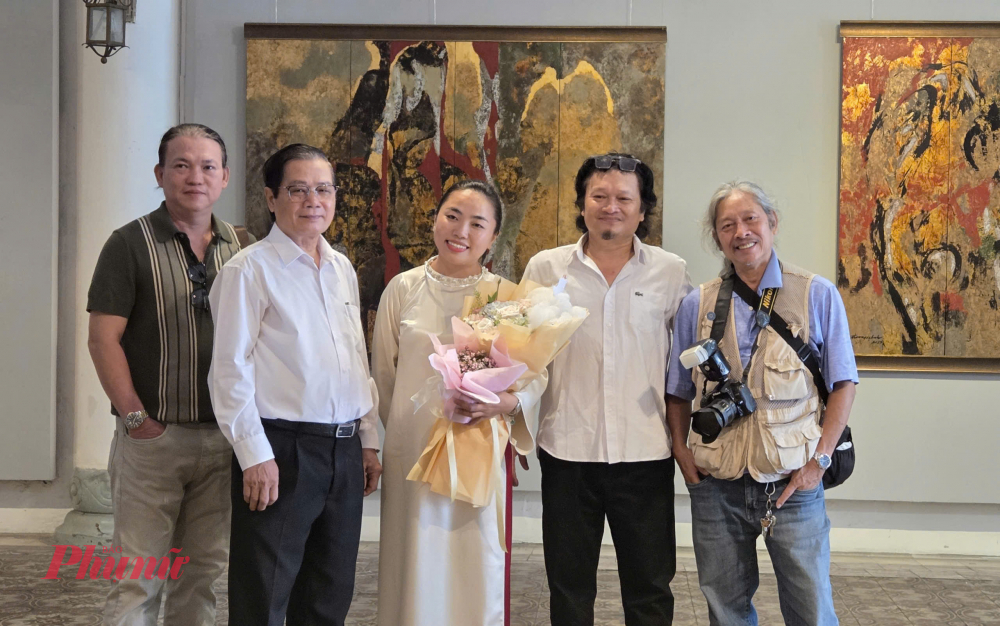 Nhiều đồng nghiệp, thân hữu đến chia vui với họa sĩ Trần Ngọc Linh (giữa).