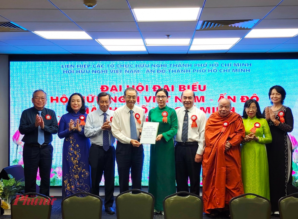 Bán Chấp hành Hội Hữu nghị Việt Nam - Ấn Độ TPHCM trao tặng số tiền quyên góp trong đại hội cho đại diện HUFO để gửi đến đồng bào vùng bão lũ