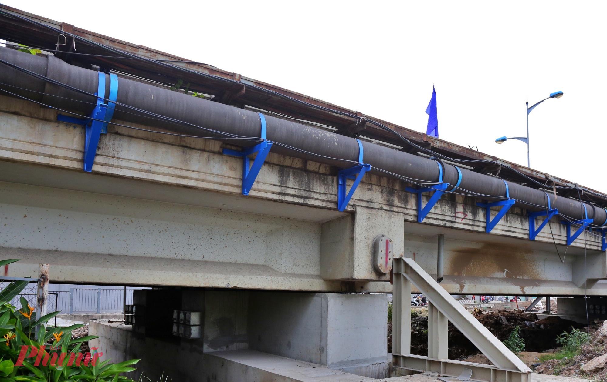 Phần móng trụ cầu đã hoàn thành gia cố, đảm bảo an toàn cho xe lưu thông.