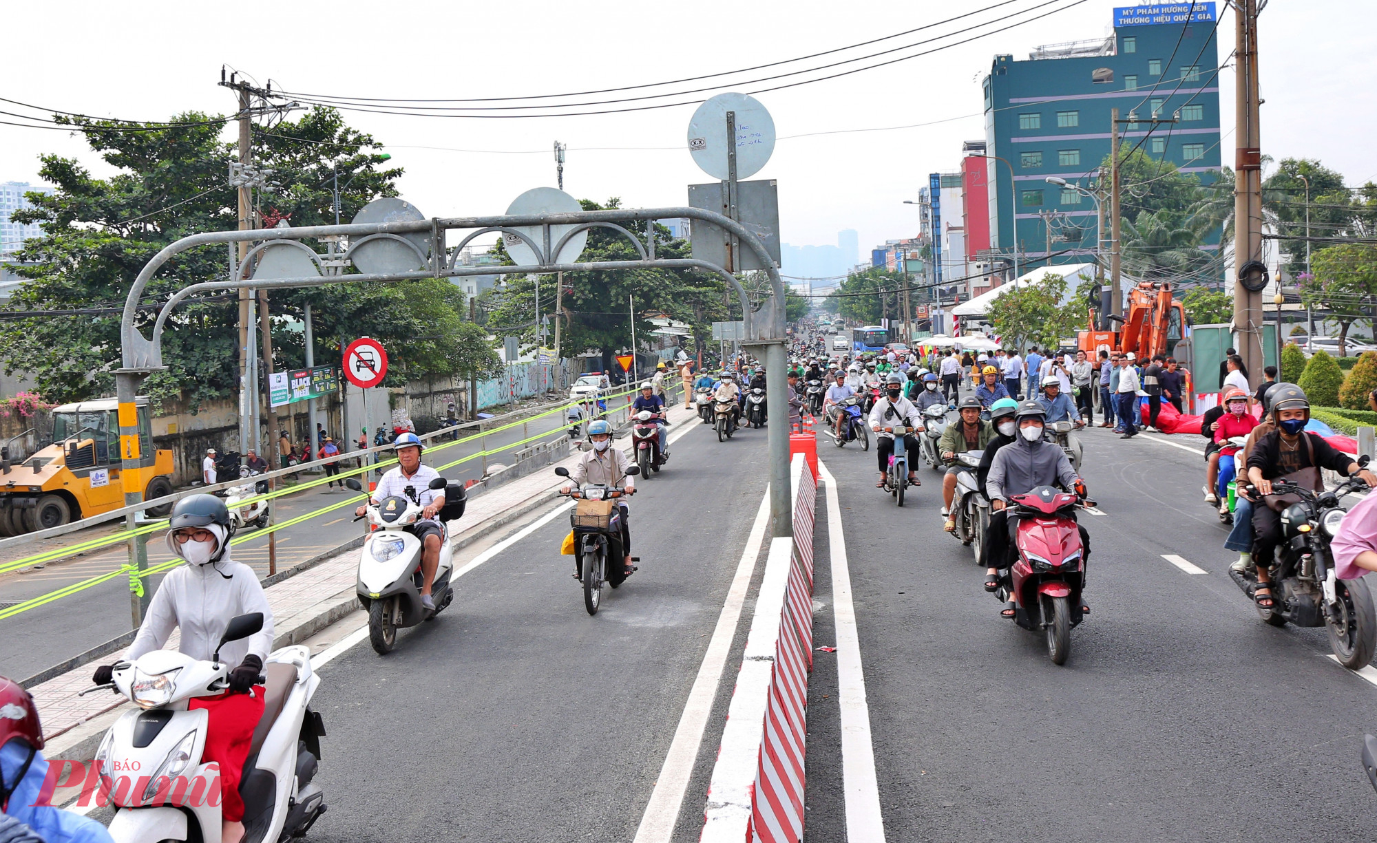 Ông Nguyễn Viết Quang - Trưởng phòng quản lý hạ tầng số 2 (Trung tâm Quản lý hạ tầng giao thông đường bộ - Sở Xây dựng TPHCM) - cho biết, dự án nâng tĩnh không cầu Bình Triệu 1 được thực hiện nhằm đảm bảo chuẩn tĩnh không 7m cho tuyến đường thủy cấp II, qua đó tăng năng lực thông hành của phương tiện trên sông và cải thiện cảnh quan, hạ tầng khu vực.