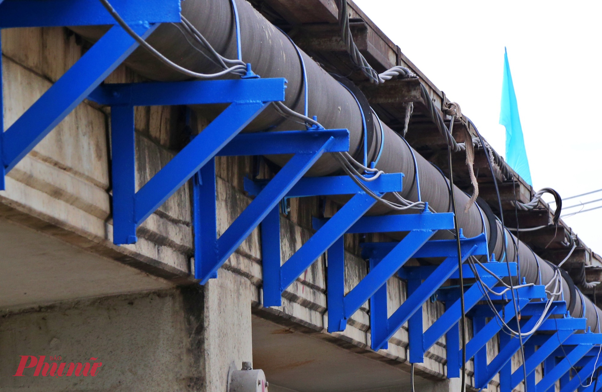 Đường ống nước chạy dọc dưới thành cầu cũng được gia cố để đảm bảo an toàn sau khi nâng tĩnh không.