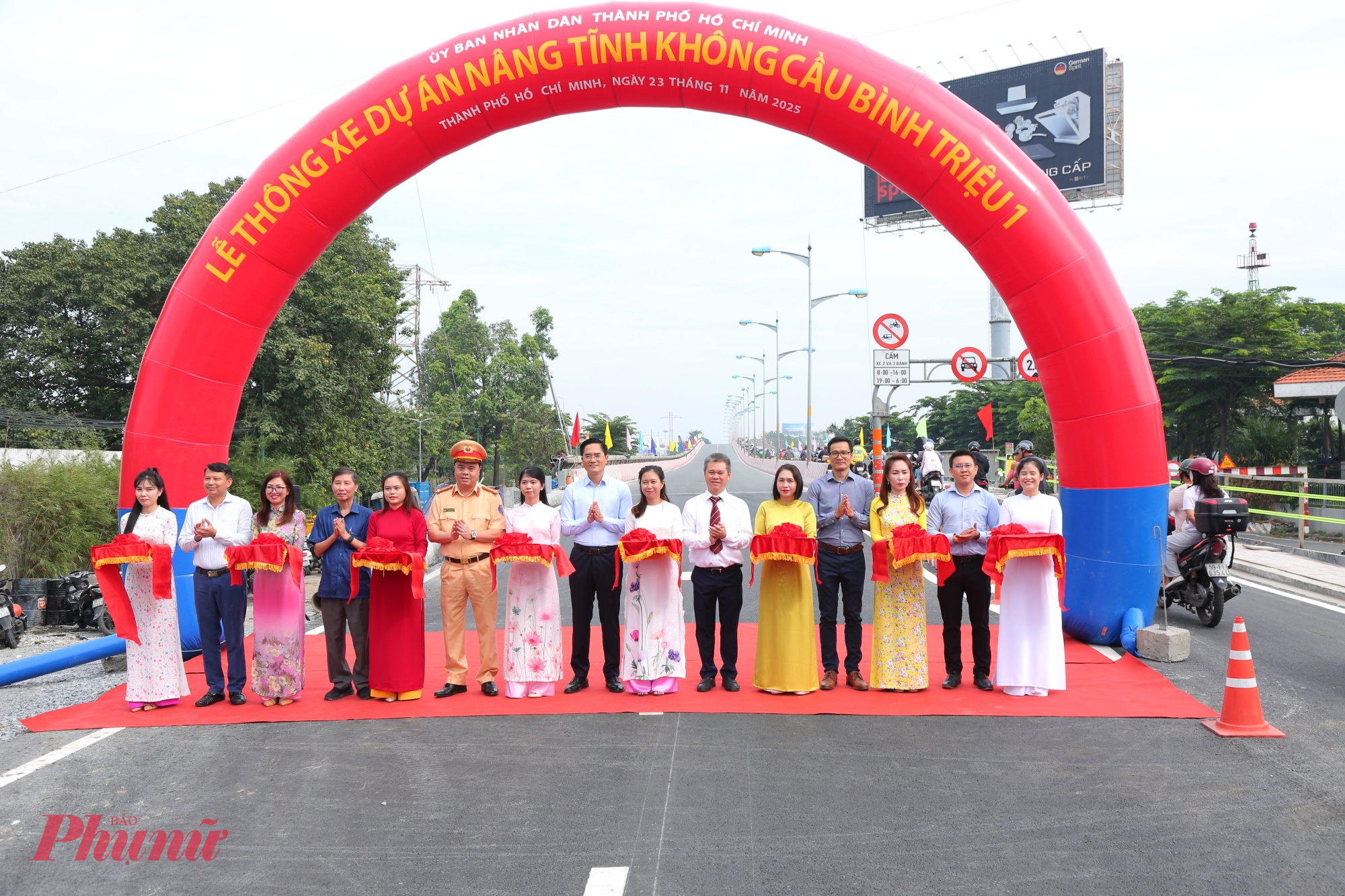 Sáng 23/11, Trung tâm Quản lý hạ tầng giao thông đường bộ - Sở Xây dựng TPHCM đã tổ chức thông xe cầu Bình Triệu 1 sau hơn 9 tháng khởi công dự án nâng tĩnh không. 