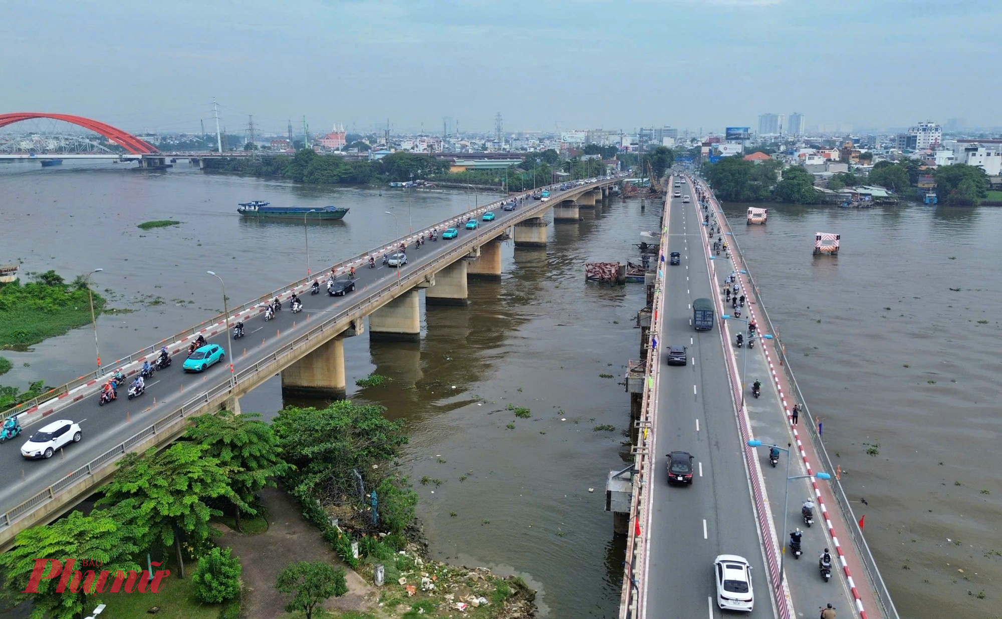 Cầu Bình Triệu 1 bắc qua sông Sài Gòn, nối quận Bình Thạnh với TP Thủ Đức (trước đây), được xây dựng trước năm 1975. Với tĩnh không chỉ khoảng 6m, cầu nhiều năm qua trở thành điểm nghẽn khiến tàu hàng lớn phải chờ con nước ròng mới qua được, gây nguy cơ ùn tắc và mất an toàn giao thông đường thủy