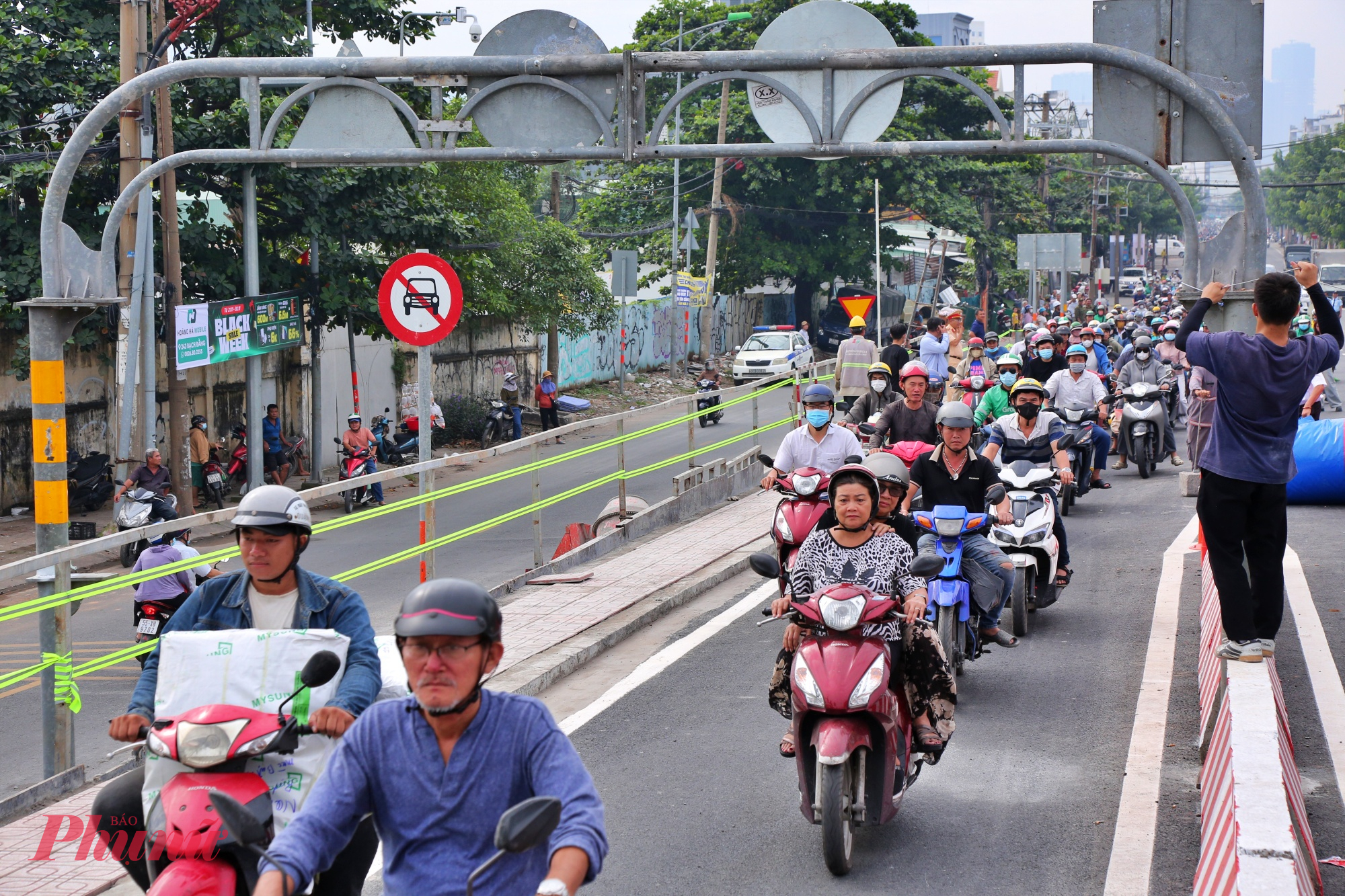 Sau gần 3 tháng thi công liên tục, công trình đã hoàn thành nâng tĩnh không lên 7m (bằng với cầu Bình Triệu 2) và chính thức thông xe sớm hơn kế hoạch 1 tuần so với mốc dự kiến 30/11.