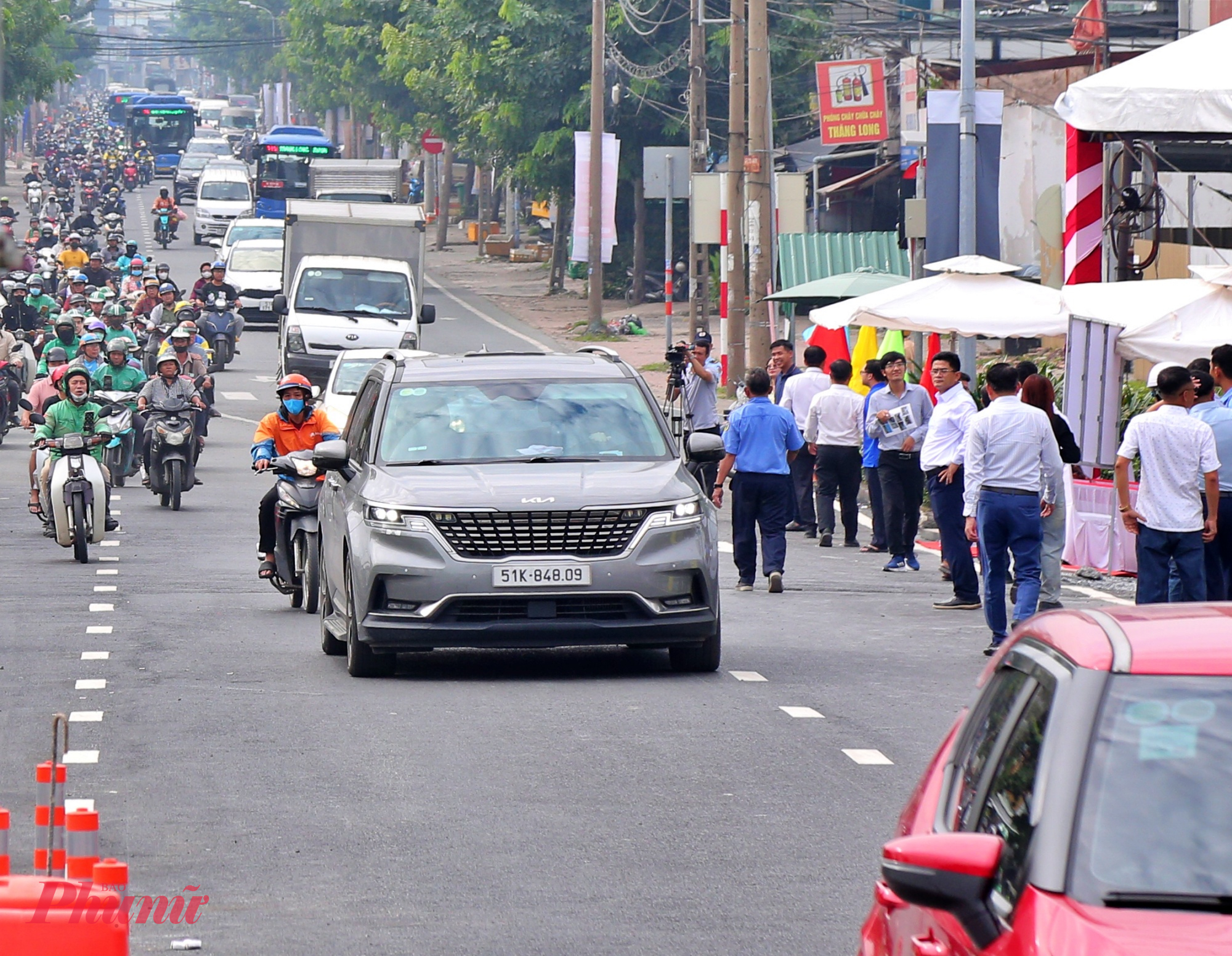 Theo ông Quang, sau khi thông xe cầu Bình Triệu 1, đơn vị đang triển khai dự án nâng tĩnh không cầu Bình Phước 1 lên 7m. Hiện hạng mục nâng 1,25m tĩnh không đã hoàn thành và đơn vị đang tiếp tục gia cường móng trụ và đặt mục tiêu hoàn thành trước 31/12.