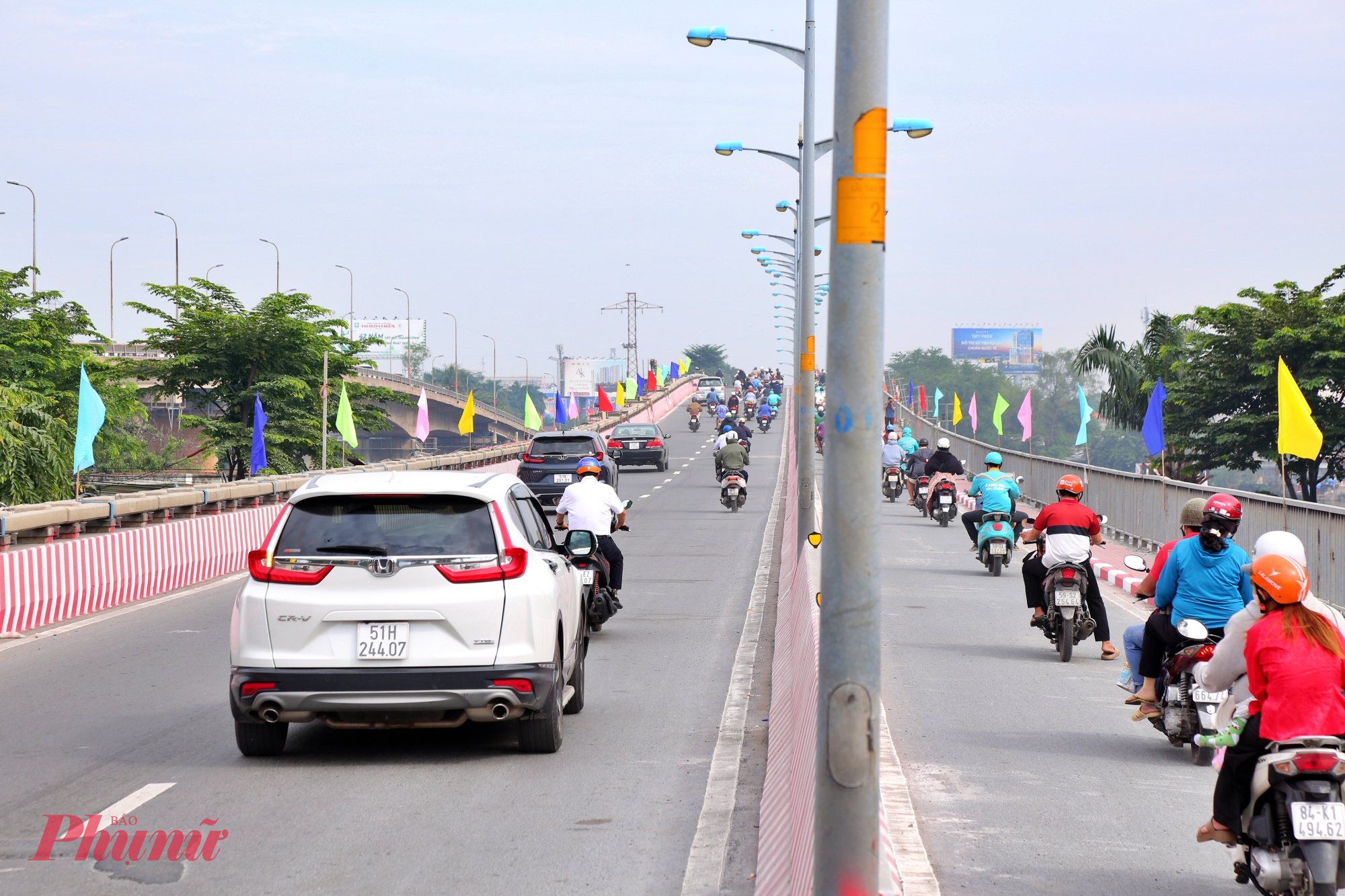 “Ngay khi được giao nhiệm vụ, đơn vị đã đánh giá trước toàn bộ khó khăn trong công tác tổ chức giao thông, nhất là việc phải mượn cầu Bình Triệu 2 để phục vụ thi công. Trong quá trình triển khai, Trung tâm đã liên tục đẩy nhanh các giải pháp kỹ thuật, phối hợp chặt chẽ giữa các đơn vị để rút ngắn tiến độ, sớm thông xe và giảm thiểu tối đa tình trạng ùn ứ tại khu vực”, ông Quang - nói và cho biết, kinh nghiệm từ dự án này sẽ là cơ sở quan trọng để TPHCM tiếp tục xử lý các công trình có yêu cầu nâng tĩnh không hoặc thi công trong môi trường giao thông phức tạp. 