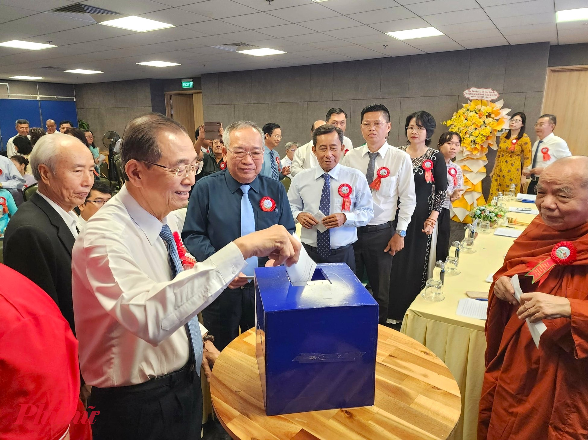 Các đại biểu tham dự Đại hội cùng gửi tấm lòng đến nhân dân vùng thiên tai, bão lũ