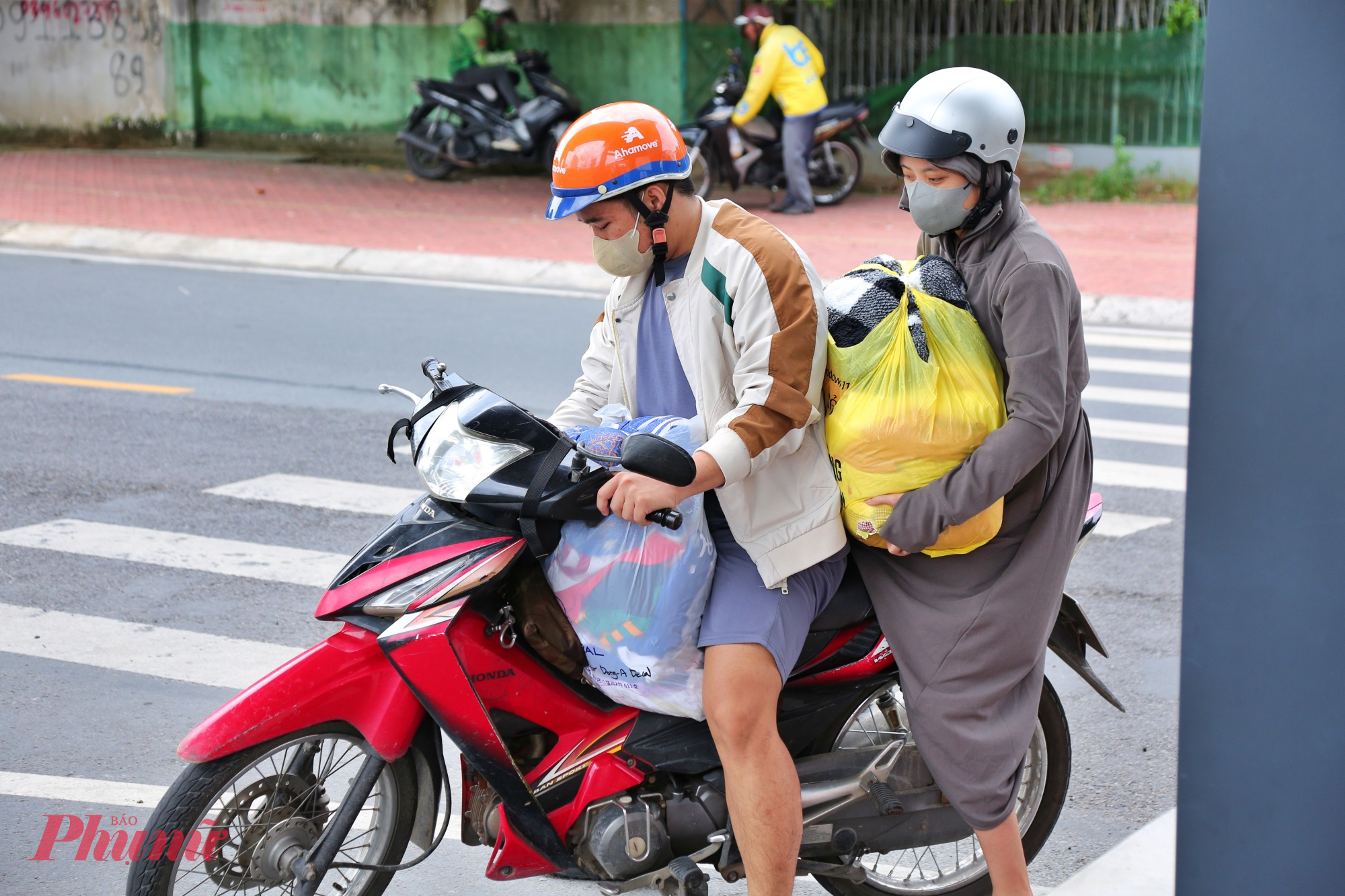 Người chất đầy nhu yếu phẩm trên xe máy chở đến các ga metro hỗ trợ đồng bào miền Trung