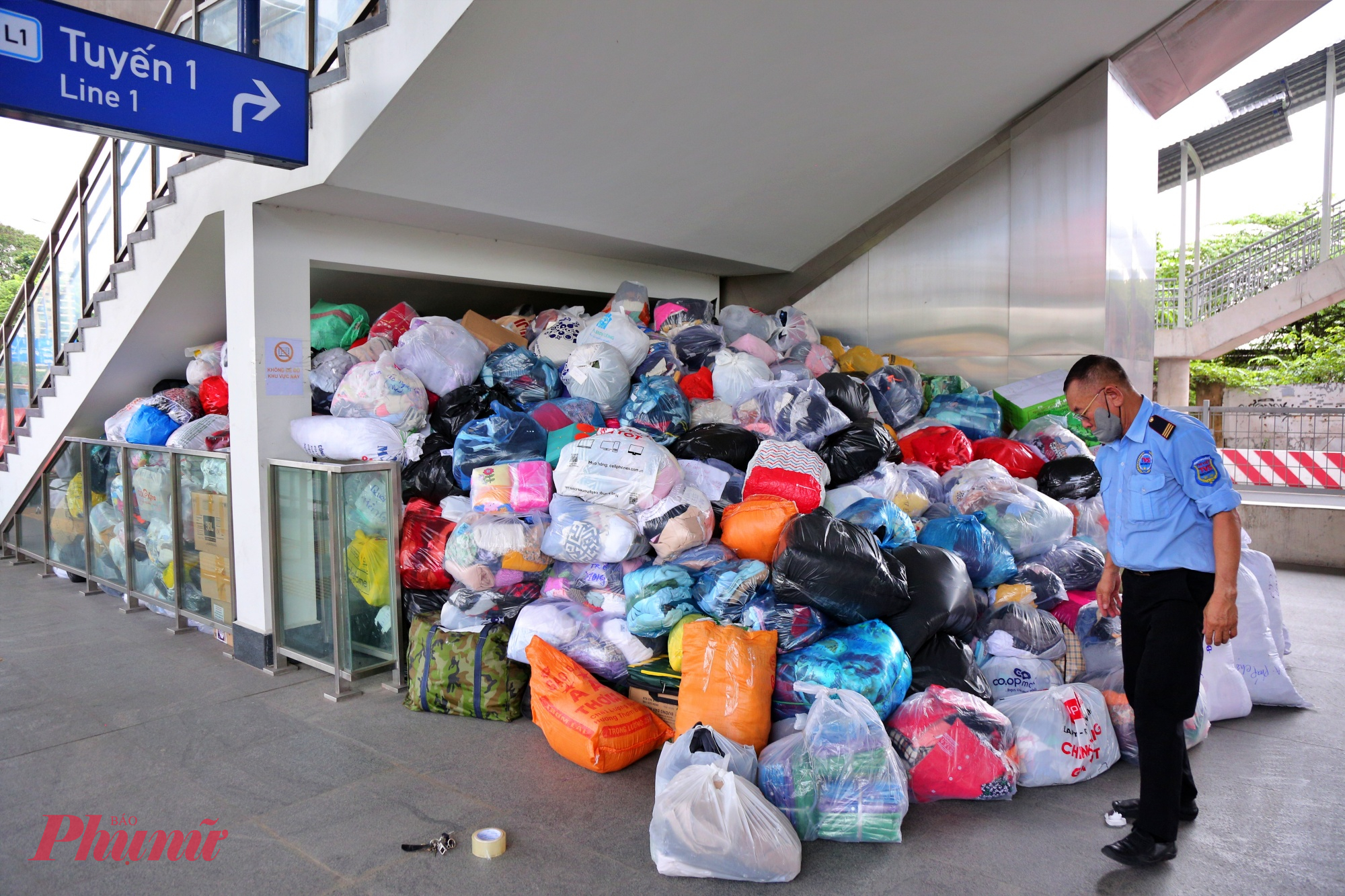 Số lượng nhu yếu phẩm tăng lên từng giờ tại các nhà ga metro 