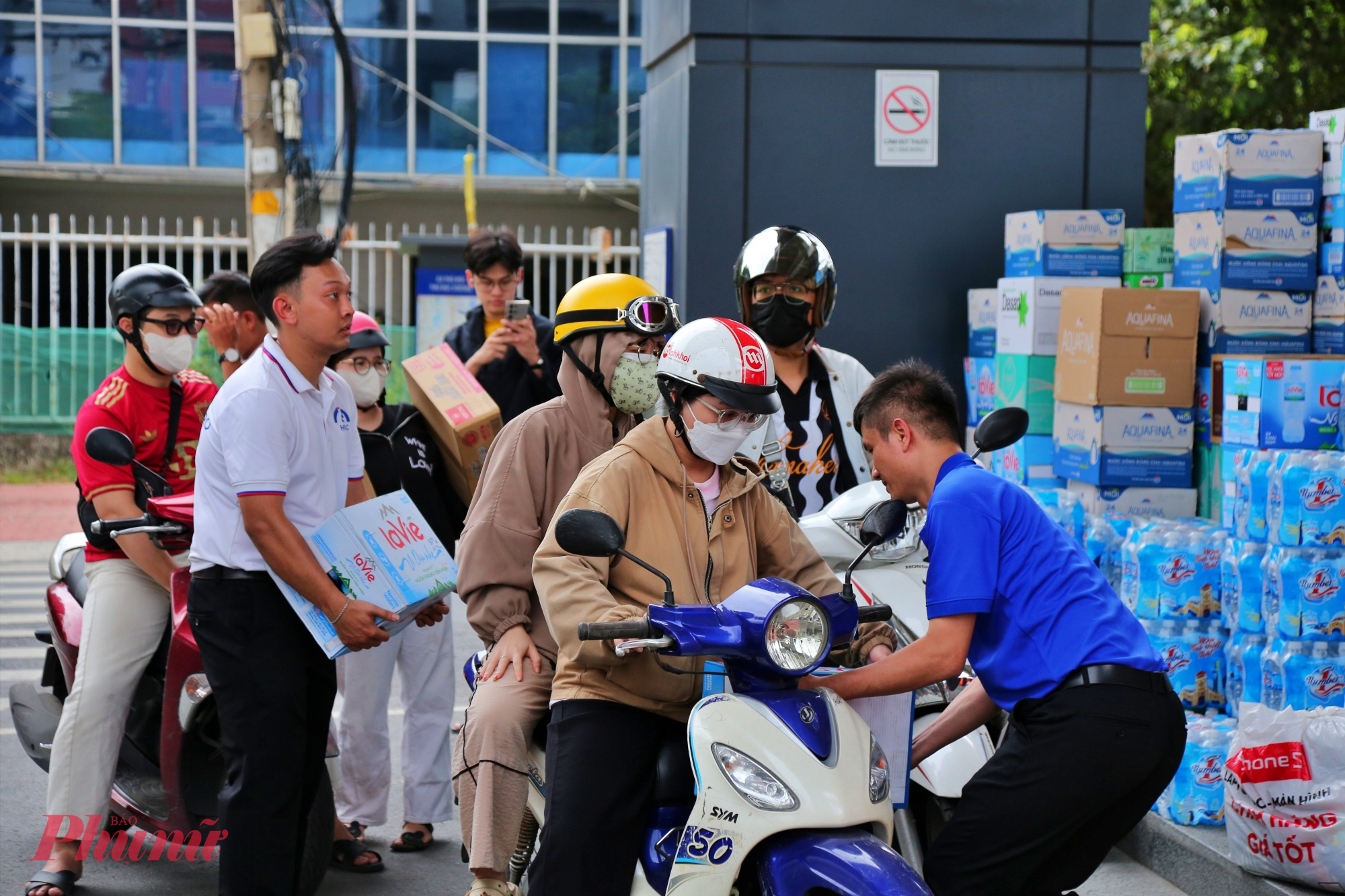 Hàng hóa hỗ trợ khúc ruột miền Trung tấp nập đến ga metro.