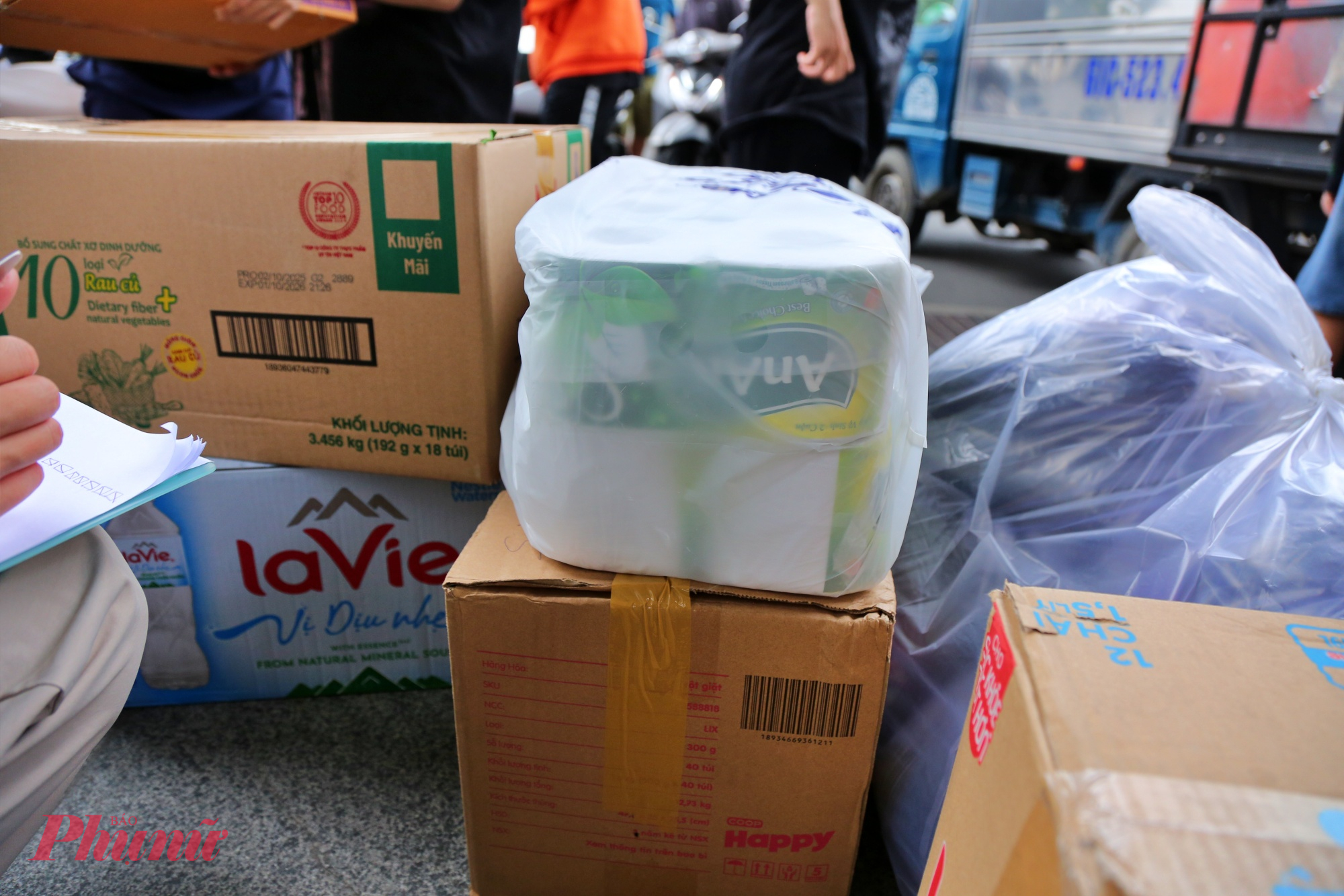 Giấy vệ sinh được phân loại và ghi bên ngoài để nhận biết.