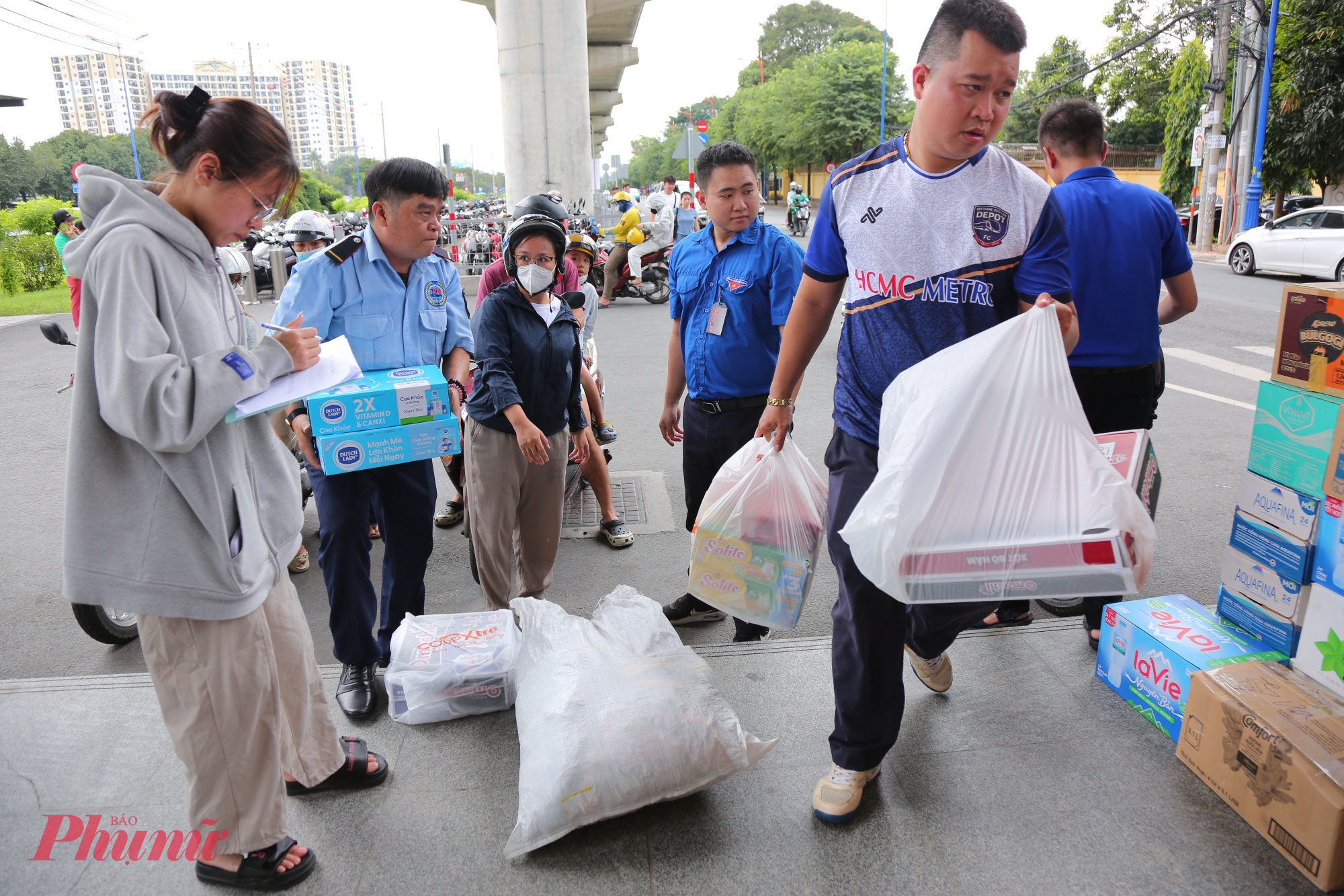 Mỗi ga metro có khoảng 10 nhân viên trực để hỗ trợ mang hàng hóa giúp người dân.