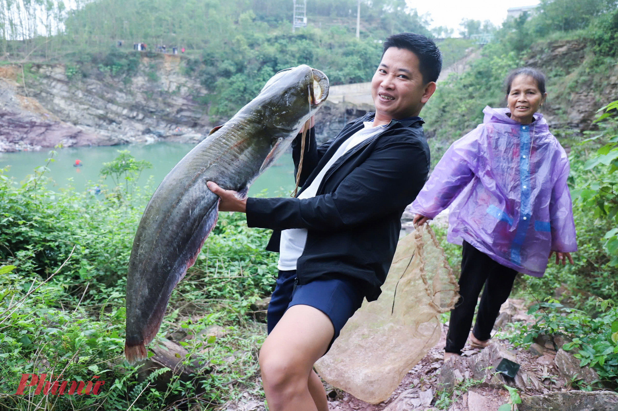 Con cá leo nặng gần 11kg được trả giá 3 triệu đồng sau khi đưa lên bờ