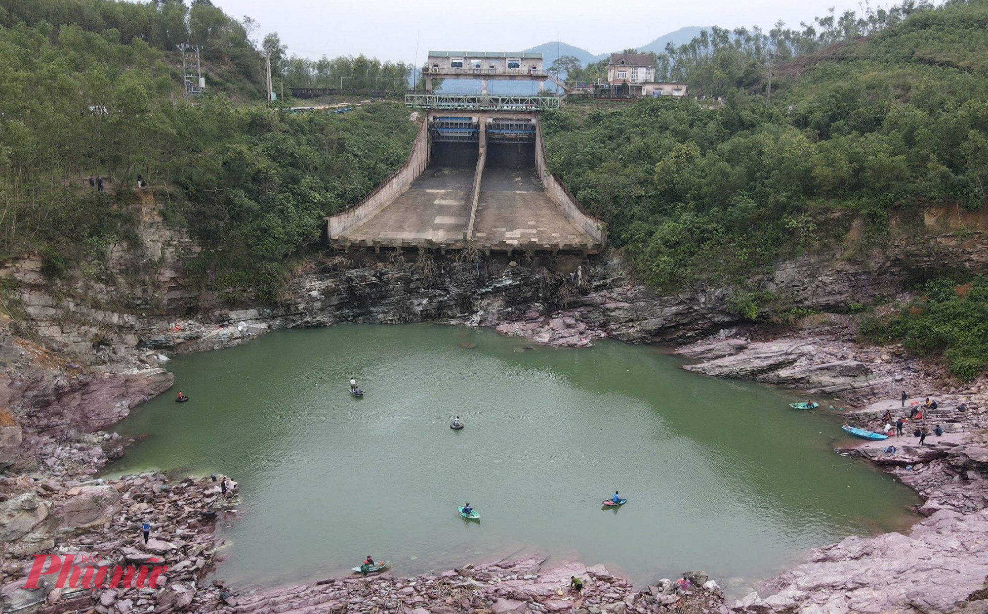 Người dân kéo đến tràn Dốc Miếu săn bắt cá khủng