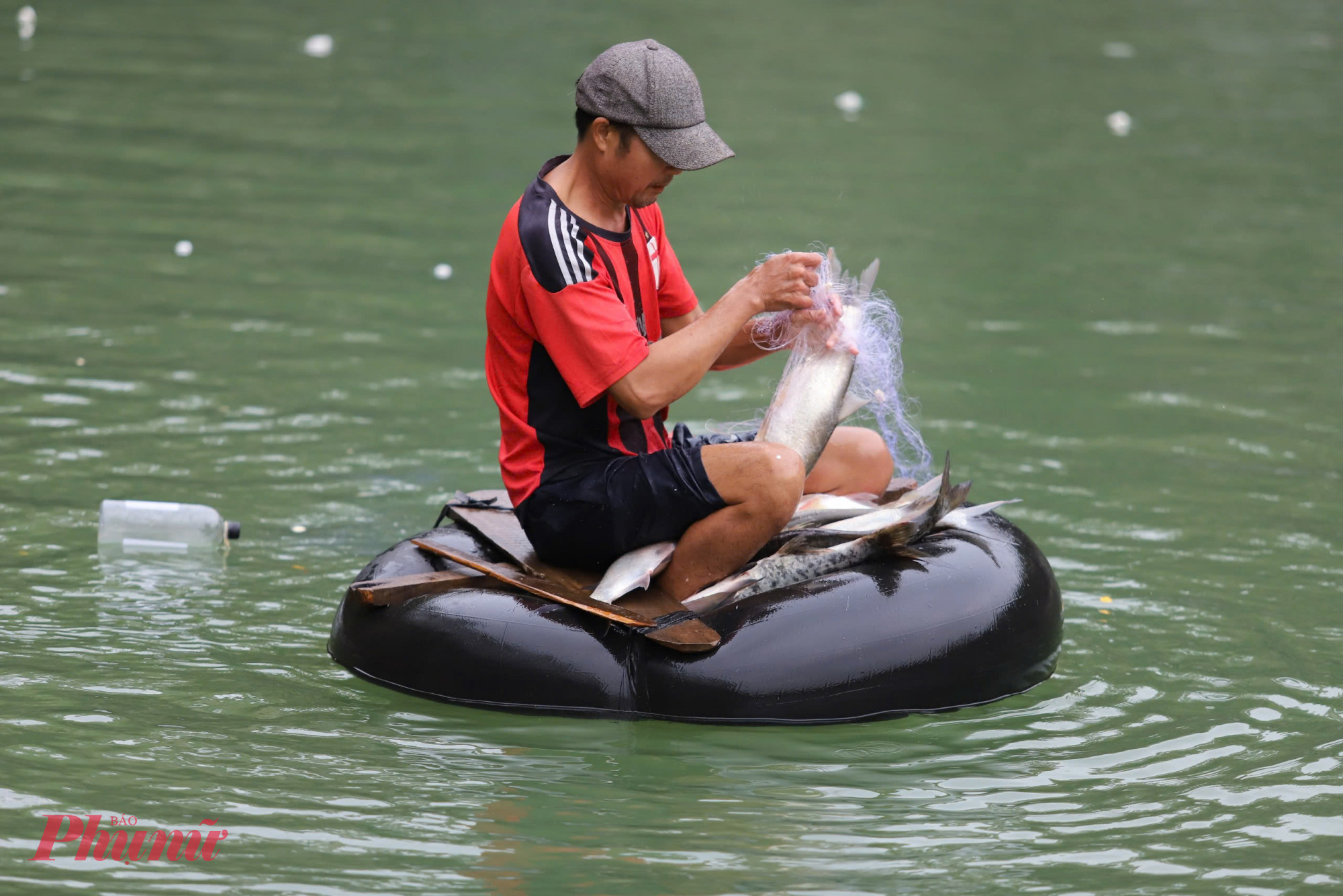 Người dân tận dụng từ thuyền, xăm ô tô để chèo thả lưới