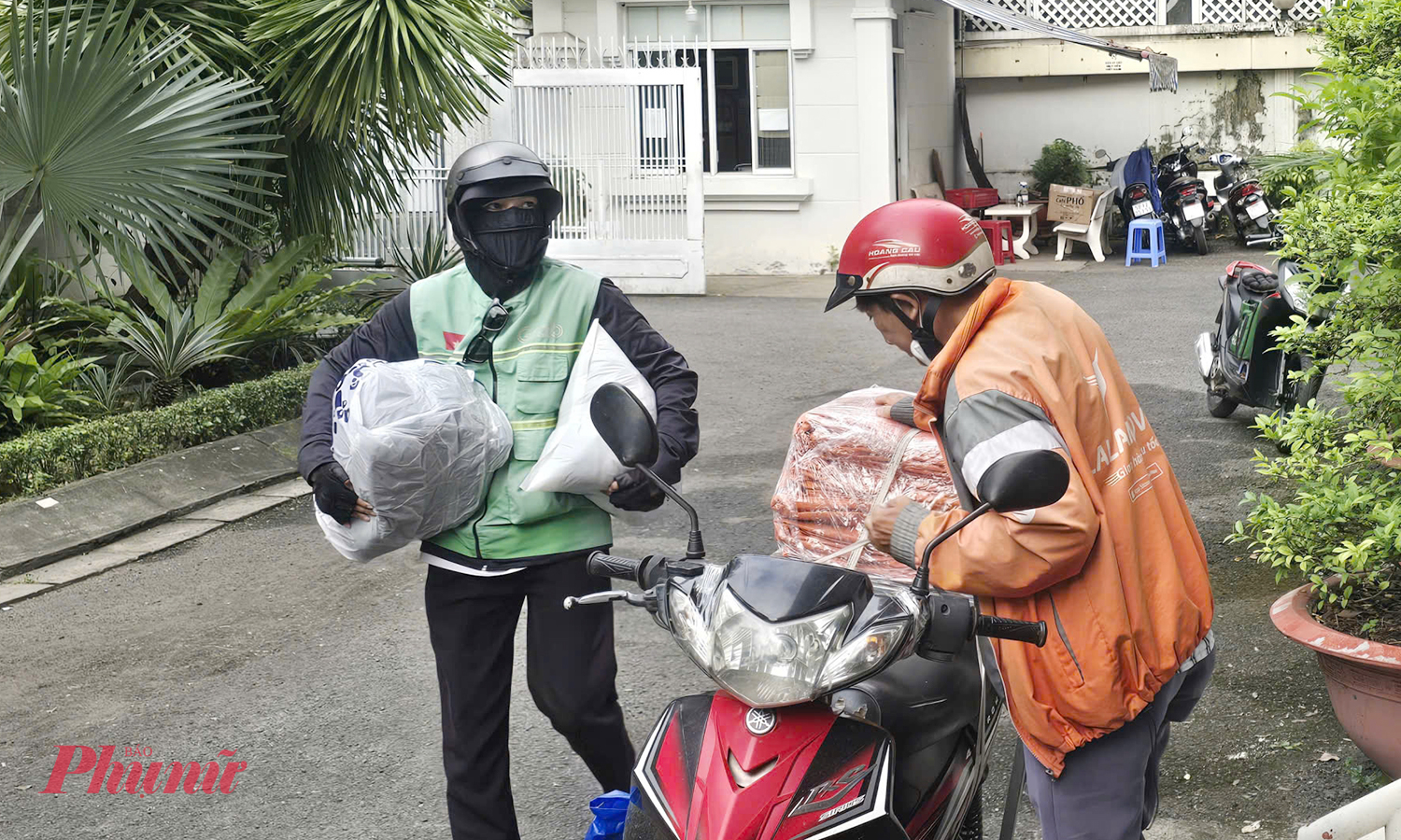 Các đơn vị vận chuyển liên tục nhận chuyển các túi quà đến cơ quan Hội LHPN TPHCM - Ảnh: Trang Nguyễn