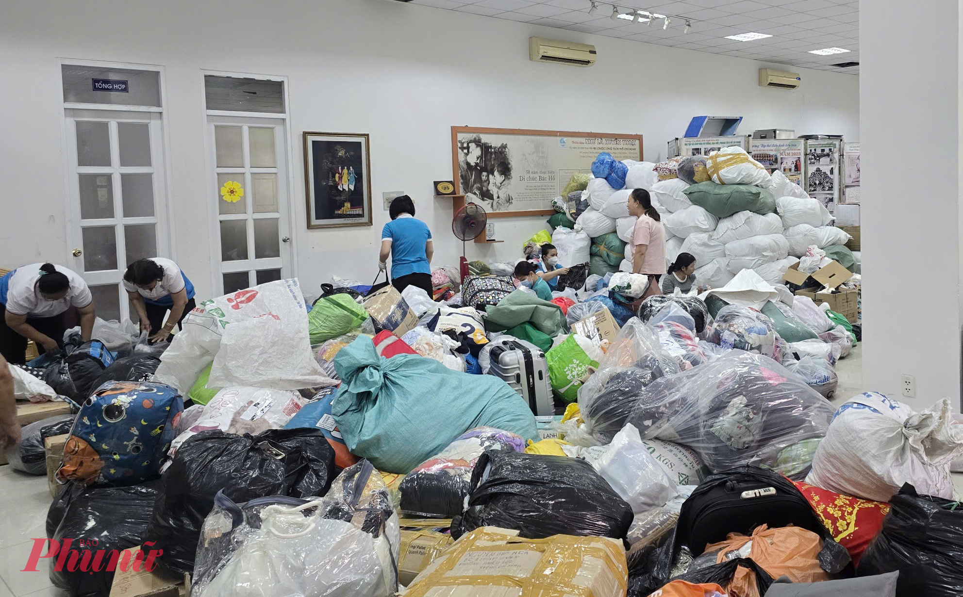 Khuôn viên Hội LHPN TPHCM tiếp nhận rất nhiều quần áo, mền, nước uống, đồ ăn tiện lợi - Ảnh: Trang Nguyễn