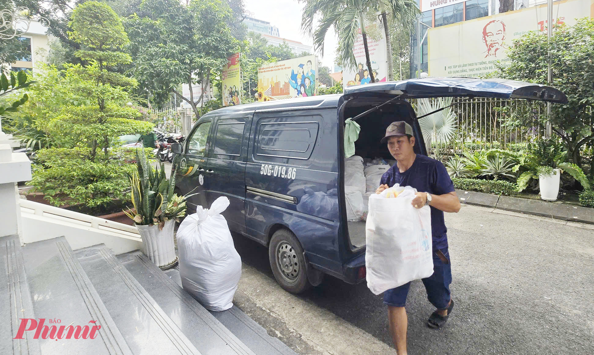 Các đơn vị, cá nhân liên tục chở các chuyến hàng hóa, thực phẩm đến cơ quan Hội LHPN TPHCM trong sáng ngày 23/11 - Ảnh: Trang Nguyễn