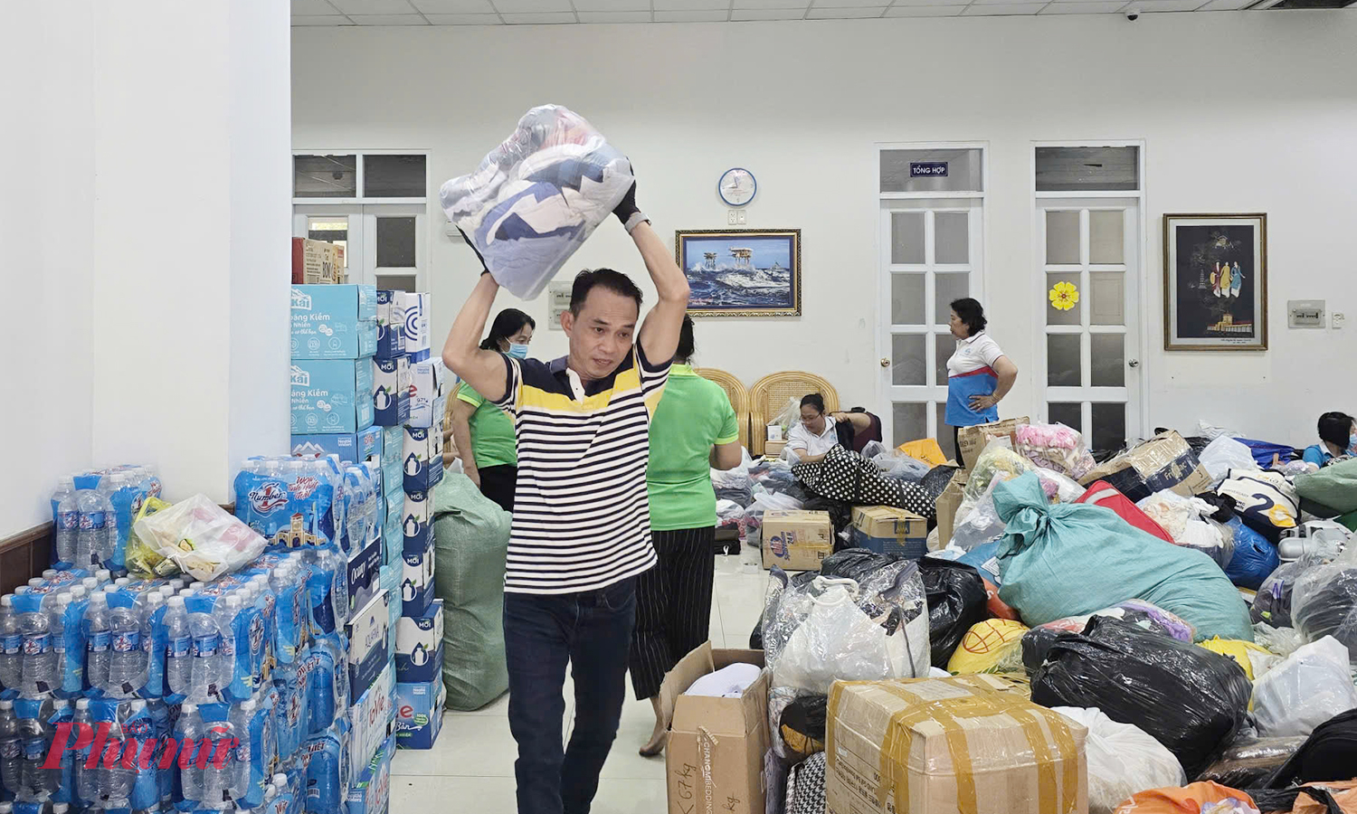 Cùng với chị em phụ nữ, nhiều người cũng đồng hành, hỗ trợ phần công việc - Ảnh: Trang Nguyễn nặng nhọc, để các túi quà được sắp xếp, vận chuyển lên xe được nhanh chóng hơn 