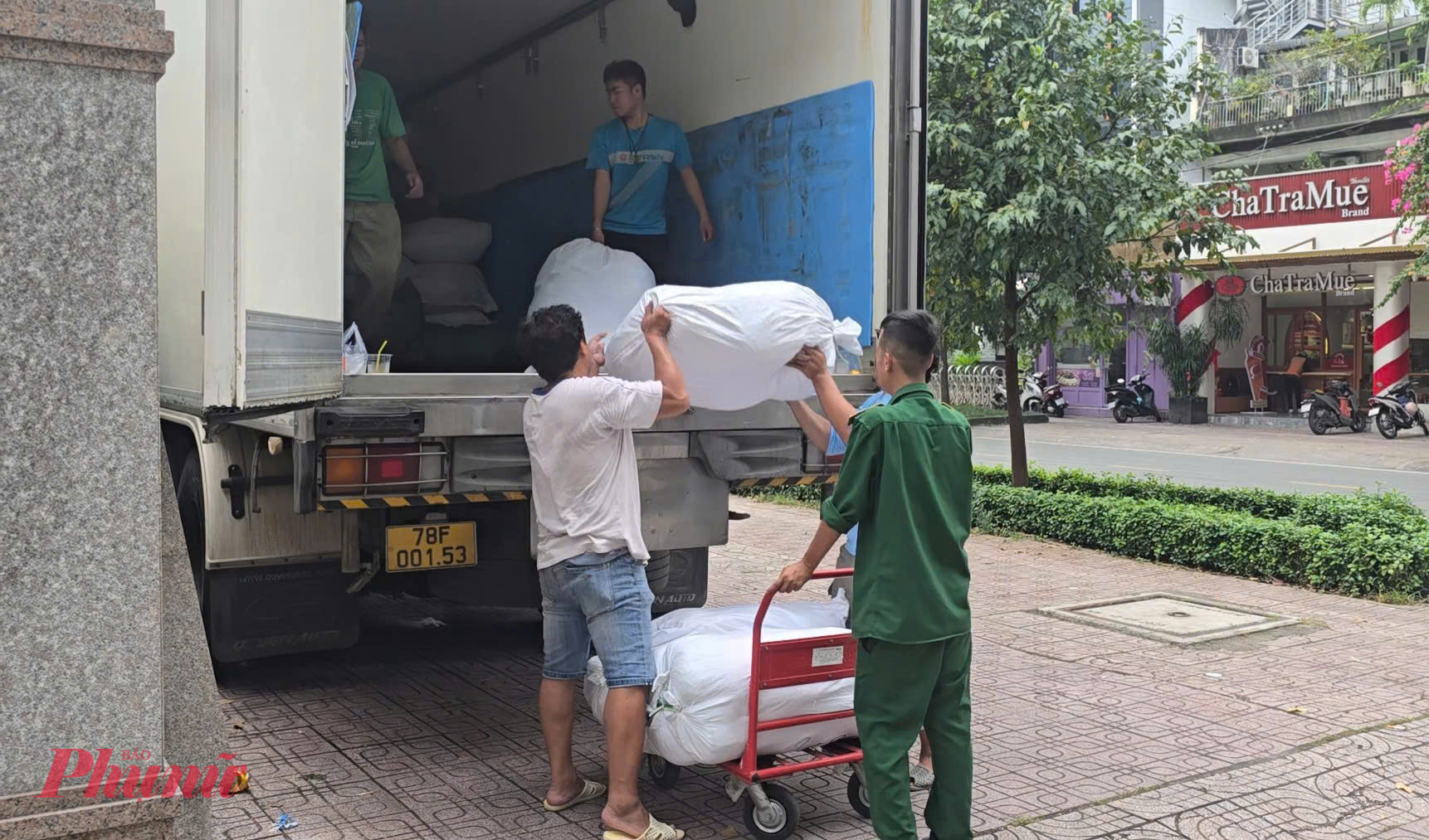 Hàng hóa đang được vận chuyển lên xe, để kịp vận chuyển trong ngày hôm nay - Ảnh: Trang Nguyễn