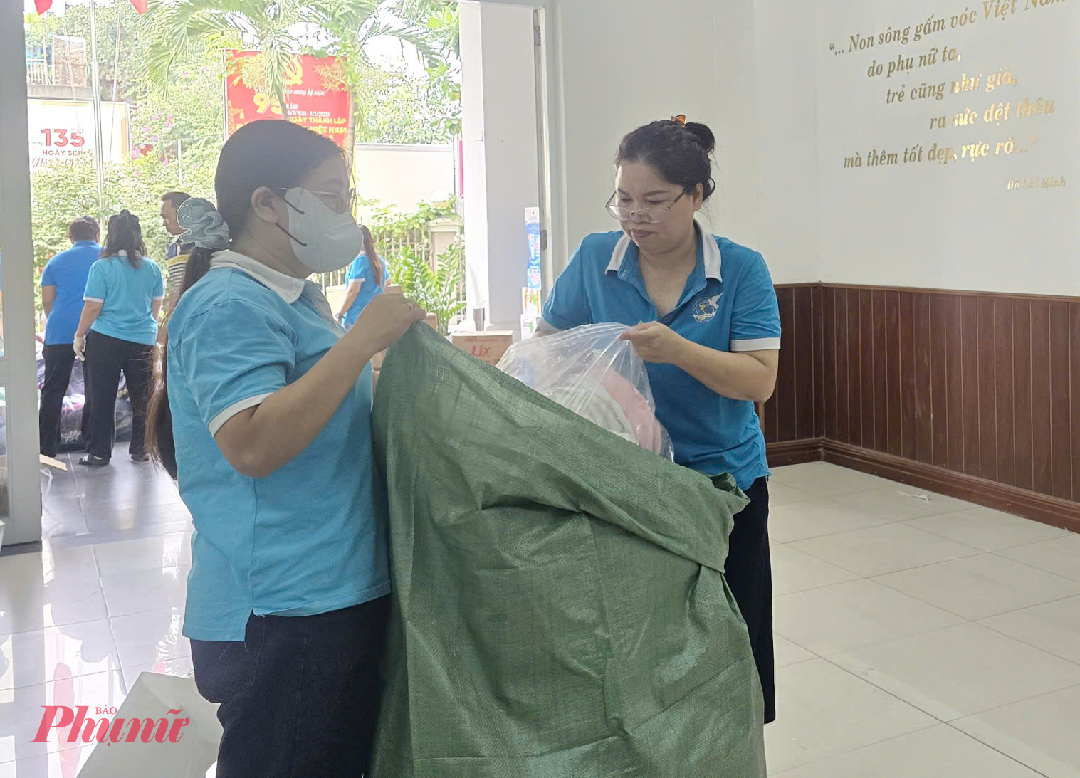 Chăm mền được phân loại, đóng thành từng bao lớn để gửi tới bà con - Ảnh: Trang Nguyễn