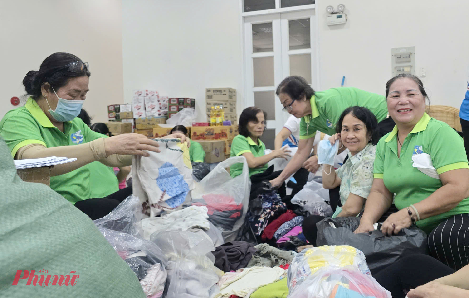 Dù cường độ làm việc rất cao, từ sáng sớm đến nửa đêm, nhưng ai ấy đều rất phấn khởi, mong những túi quà sớm đến tay người dân miền Trung - Ảnh: Trang Nguyễn 