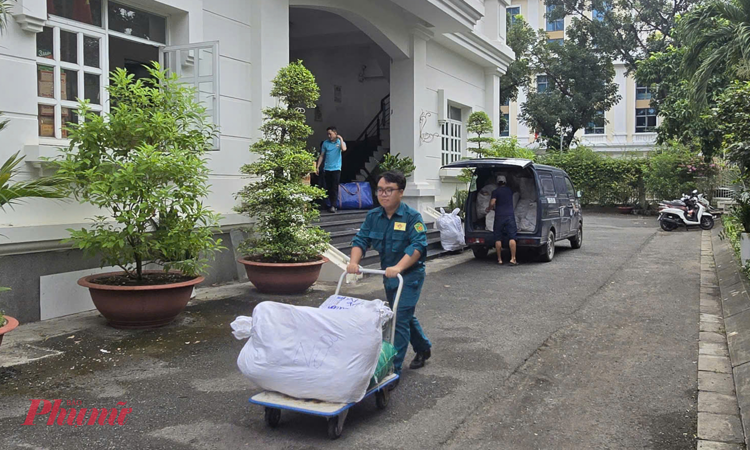 Các túi hàng được vận chuyển ra xe