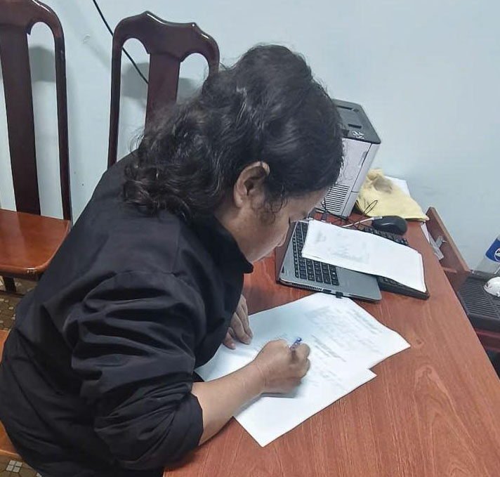 Cơ quan chức năng làm việc với một trường hợp đăng tin sai sự thật lên mạng xã hội- Ảnh: CACC