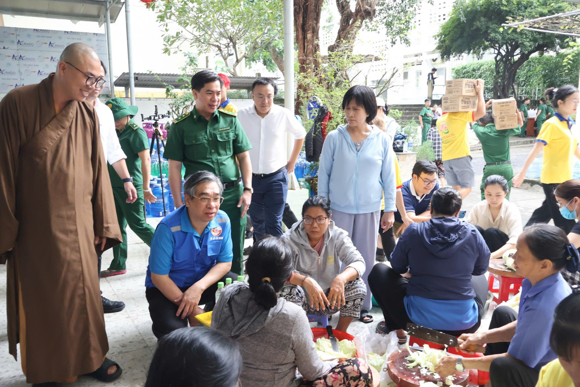 Ông Nguyễn Phước Lộc - Phó Bí thư Thành ủy TPHCM, Chủ tịch Ủy ban MTTQ Việt Nam TPHCM - đến thăm hỏi, chia sẻ, động viên lực lượng tham gia khắc phục thiệt hại do mưa lũ tại tỉnh Khánh Hòa
