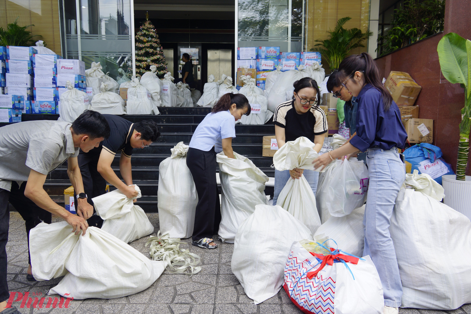 Cán bộ, công nhân viên Báo Phụ nữ TPHCM sắp xếp hàng hóa gửi đến đồng bào chịu ảnh hưởng lũ lụt