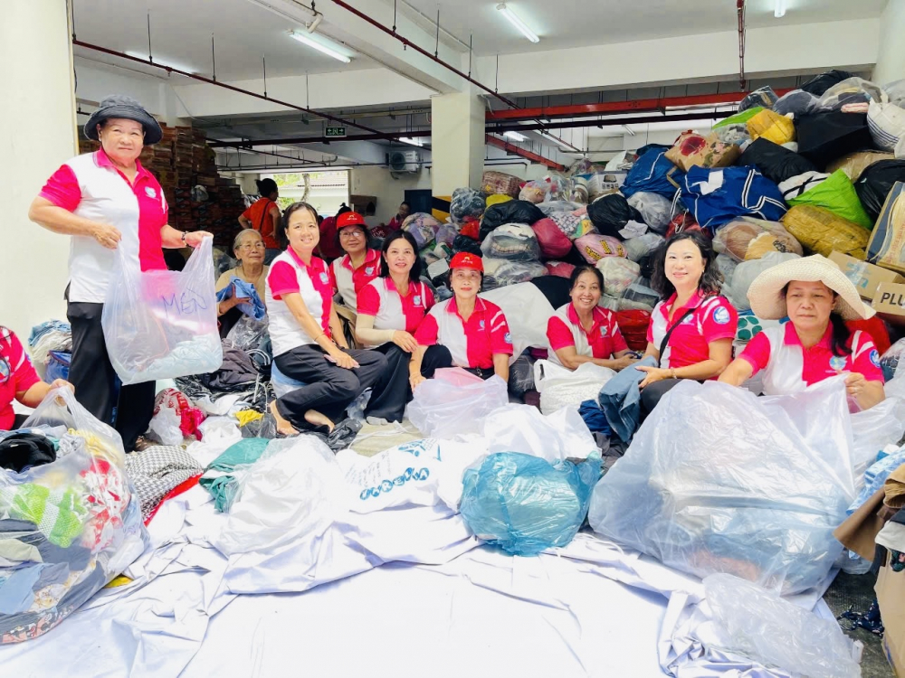 Cán bộ, hội viên phụ nữ phường Thạnh Mỹ Tây góp sức phân loại hàng hoá tại tại trụ sở Ủy ban MTTQ Việt Nam TPHCM