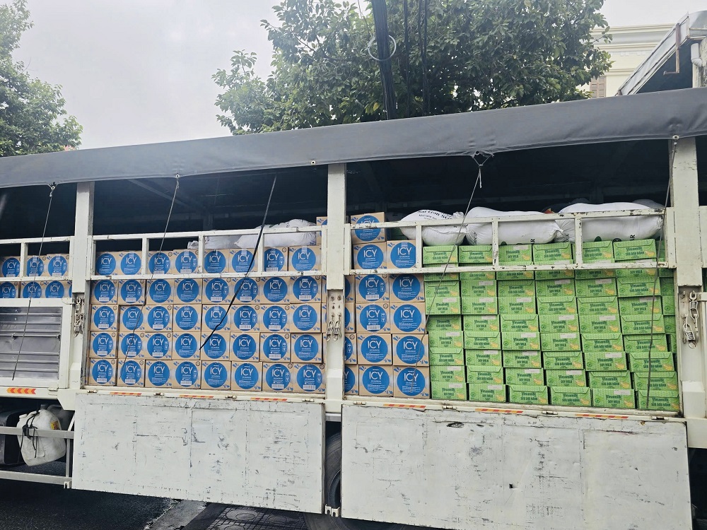 Hàng trăm ngàn sản phẩm dinh dưỡng bao gồm sữa và nước uống Vinamilk đã được chất đầy xe chuẩn bị đến với bà con vùng lũ - Ảnh: Vi Nam