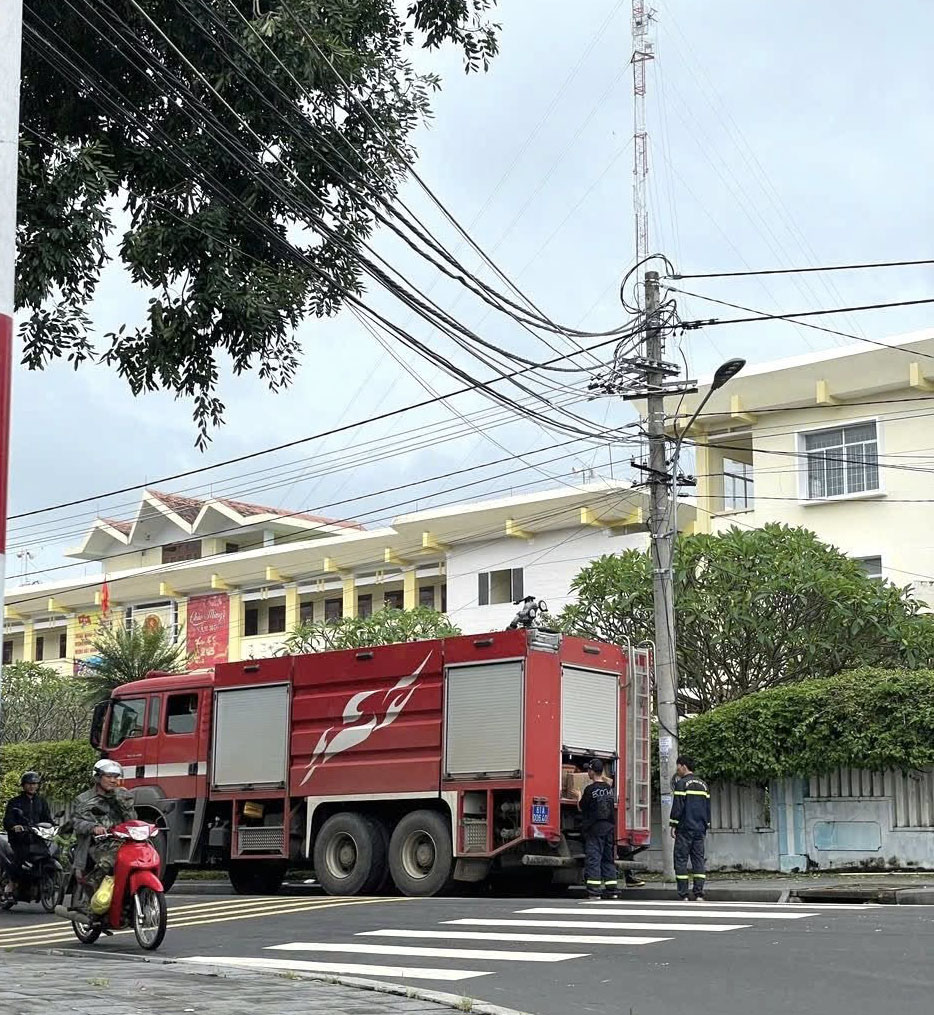 Xe chữa cháy chở nước sạch cấp cho Bệnh viện Sản nhi tỉnh Đắk Lắk- Ảnh: T. Thuần