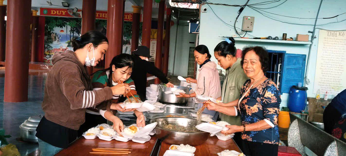 Nấu cơm cho bà con vùng lũ xã Đồng Xuân-Ảnh: ĐX