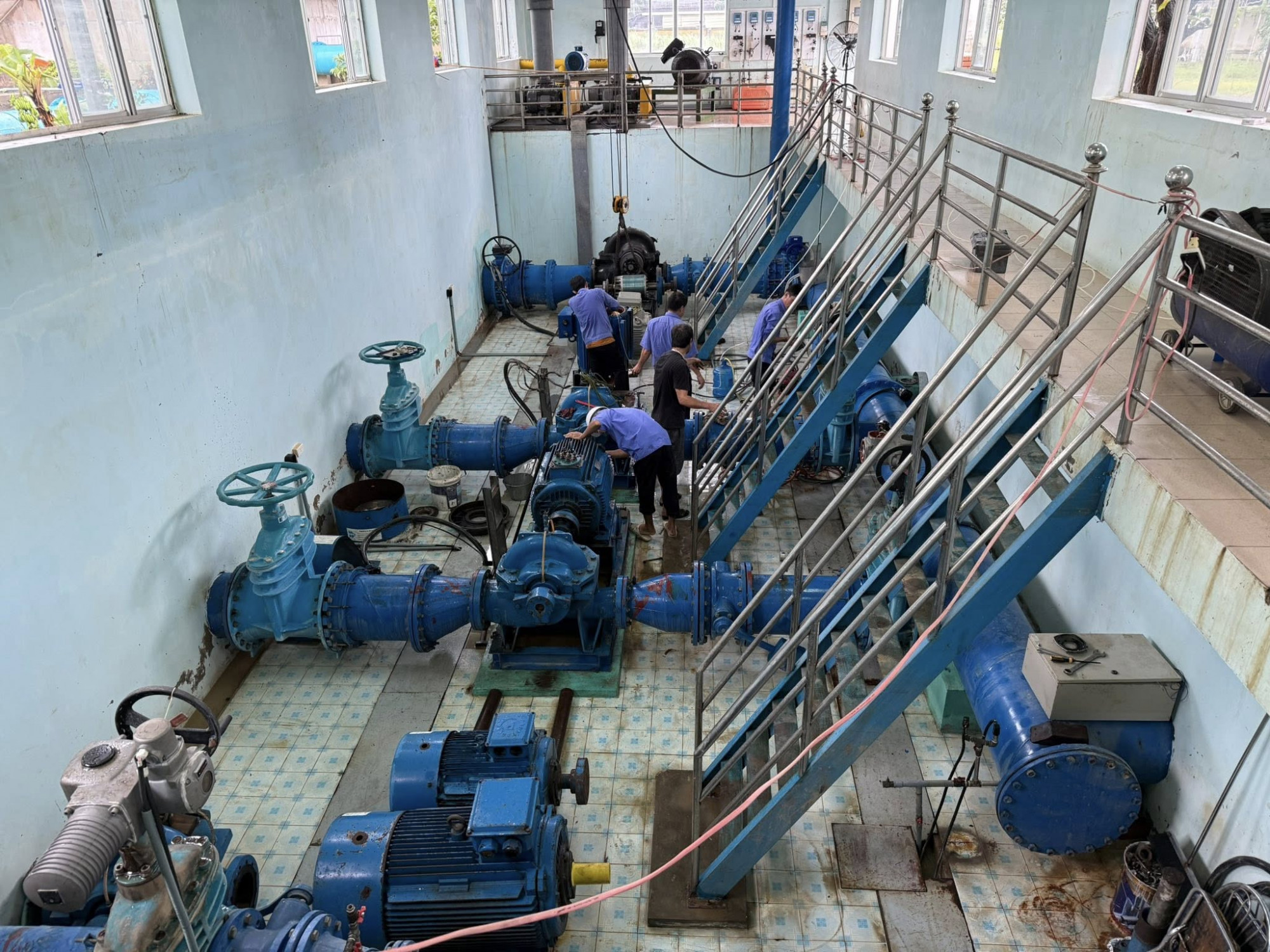 Công nhân đang sửa chữa Nhà máy nước Tuy Hòa- Ảnh: T. Thuần