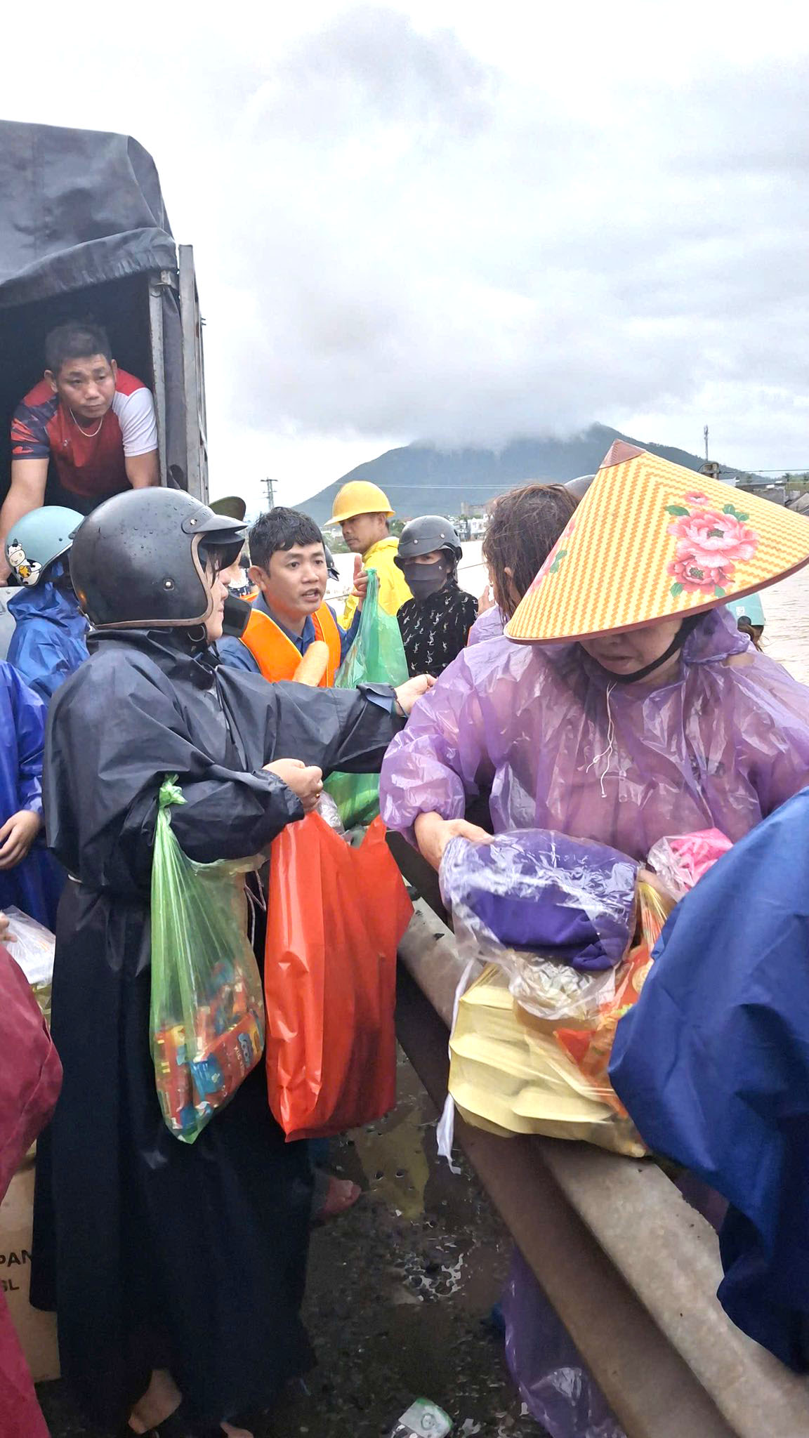 Người dân vùng lũ phía Đông tỉnh Đắk Lắk nhận suất quà của nhà thơ Bảo Ngọc cùng bạn bè gửi vào. Ảnh: Tôm Bự