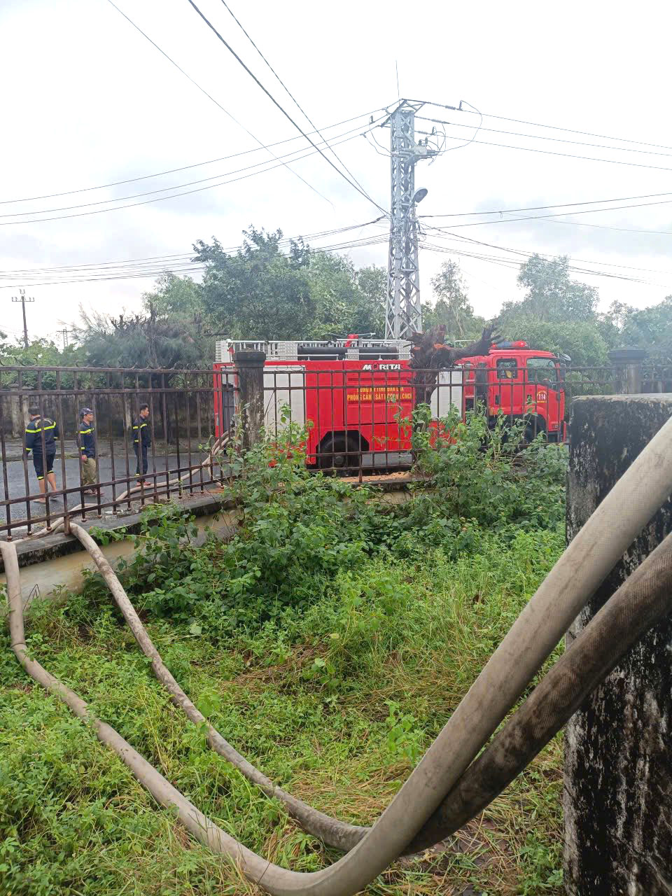 Xe chữa cháy chở nước sạch cấp cho Bệnh viện đa khoa Phú Yên- Ảnh: T. Thuần