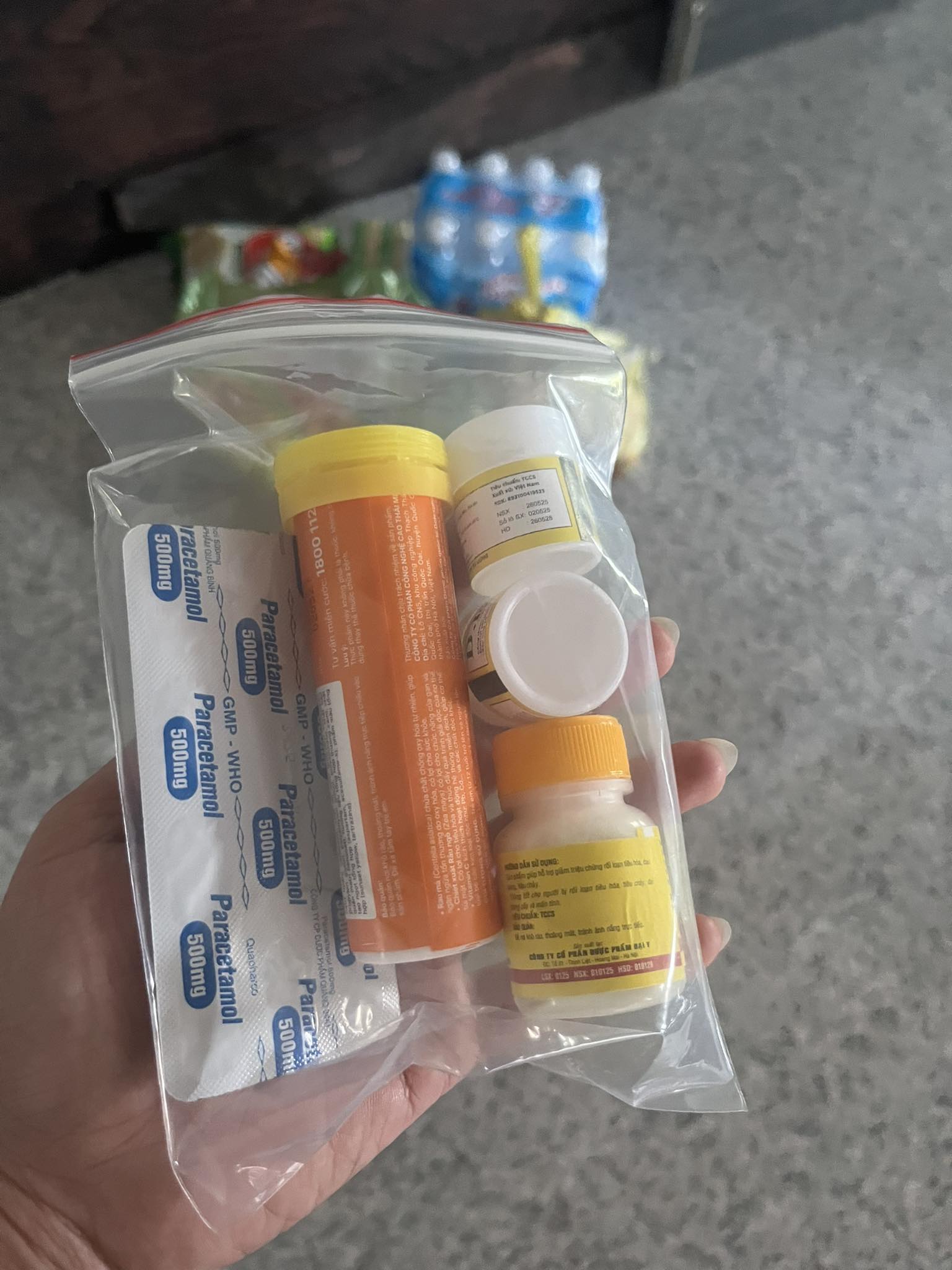 Trong phần quà gồm nước, bánh mì, mì tôm, áo mưa, một bì thuốc gồm vitamin, thuốc giảm đau, thuốc trị các bệnh về đường tiêu hóa… mới thấy sự ân cần, tình yêu thương của đồng bào mình gửi gắm như thế nào- Ảnh: Hổng Thẩm