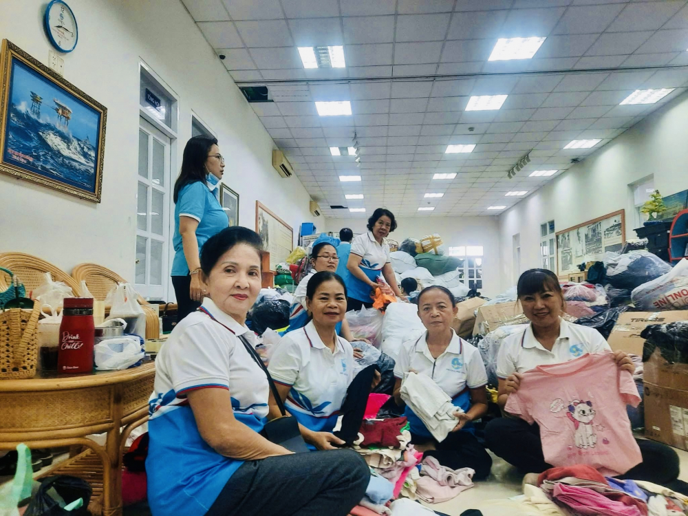 Hội viên phụ nữ phường Phú Định đến Trụ sở Hội LHPN TPHCM (số 32 Trần Quốc Thảo, phường Xuân Hòa) xắn tay hỗ trợ