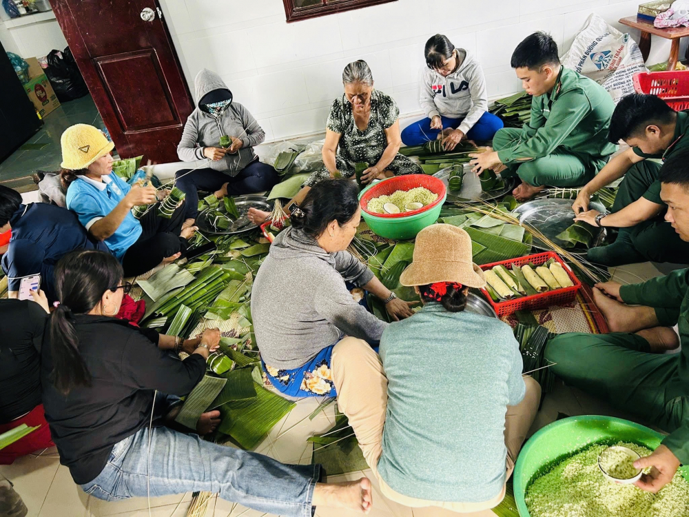 Hội LHPN xã Bình Châu phối hợp với Đồn Biên phòng Bình Châu gói bánh gửi tặng bà con vùng lũ   