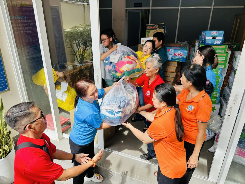 Phụ nữ TPHCM khắp nơi luôn chung tay hướng về miền Trung