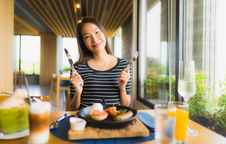 Vào mùa đông, thời điểm ăn tối quan trọng không kém việc bạn ăn gì - Ảnh: Freepik