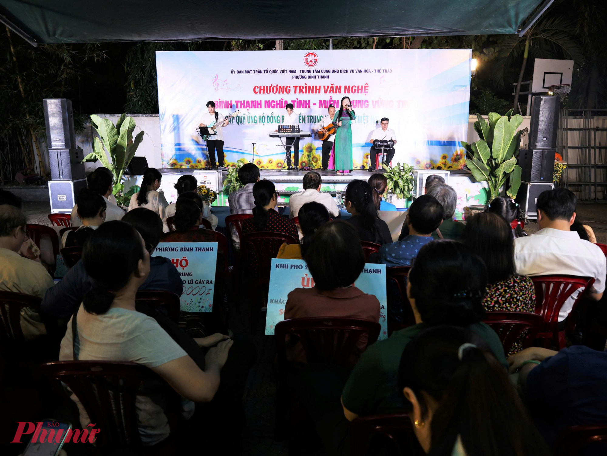 Quang cảnh chương trình văn nghệ “Bình Thạnh nghĩa tình – Miền Trung vững tin” - Ảnh: MD