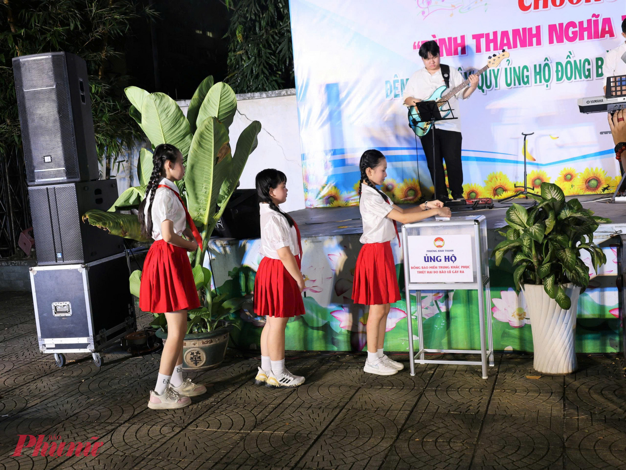 Không chỉ người lớn, nhiều trẻ em cũng chung tay ủng hộ bà con miền Trung - Ảnh: MD