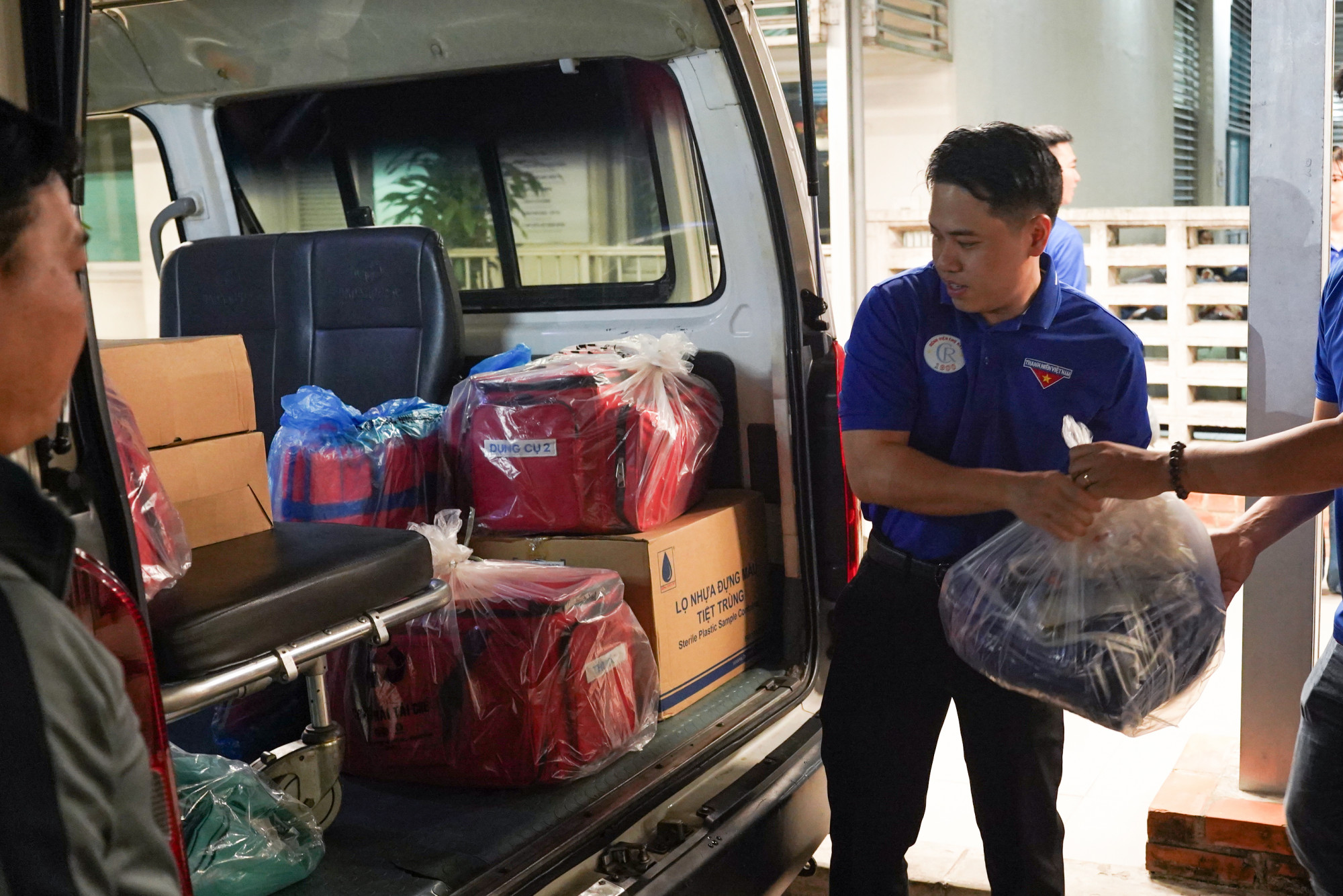 Đoàn công tác Bệnh viện Chợ Rẫy mang theo thiết bị, thuốc cần thiết đến với bà con vùng lũ, ảnh BVCC