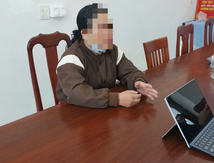 Bà V. tại cơ quan công an-Ảnh: CACC