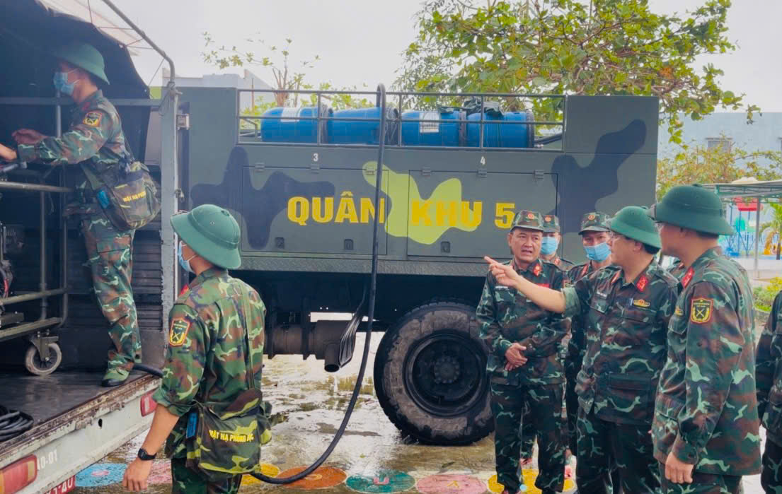 Dọn vệ sinh đến đâu, bộ đội phòng hoá tiến hành phun khử khuẩn đến đó