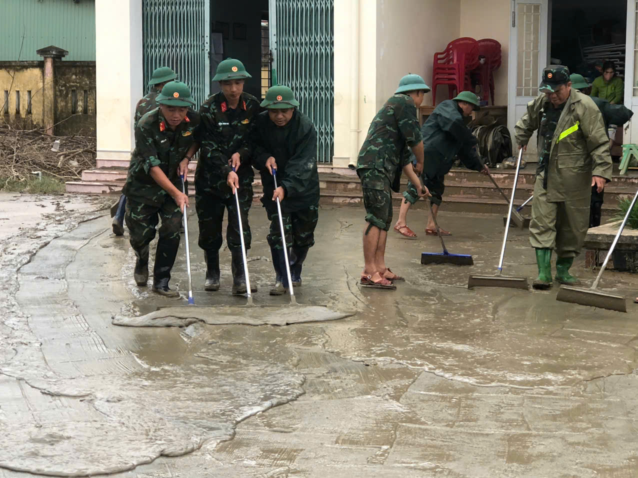Bộ đội khẩn trương dọn bùn lũ kịp lúc nước đang xuống